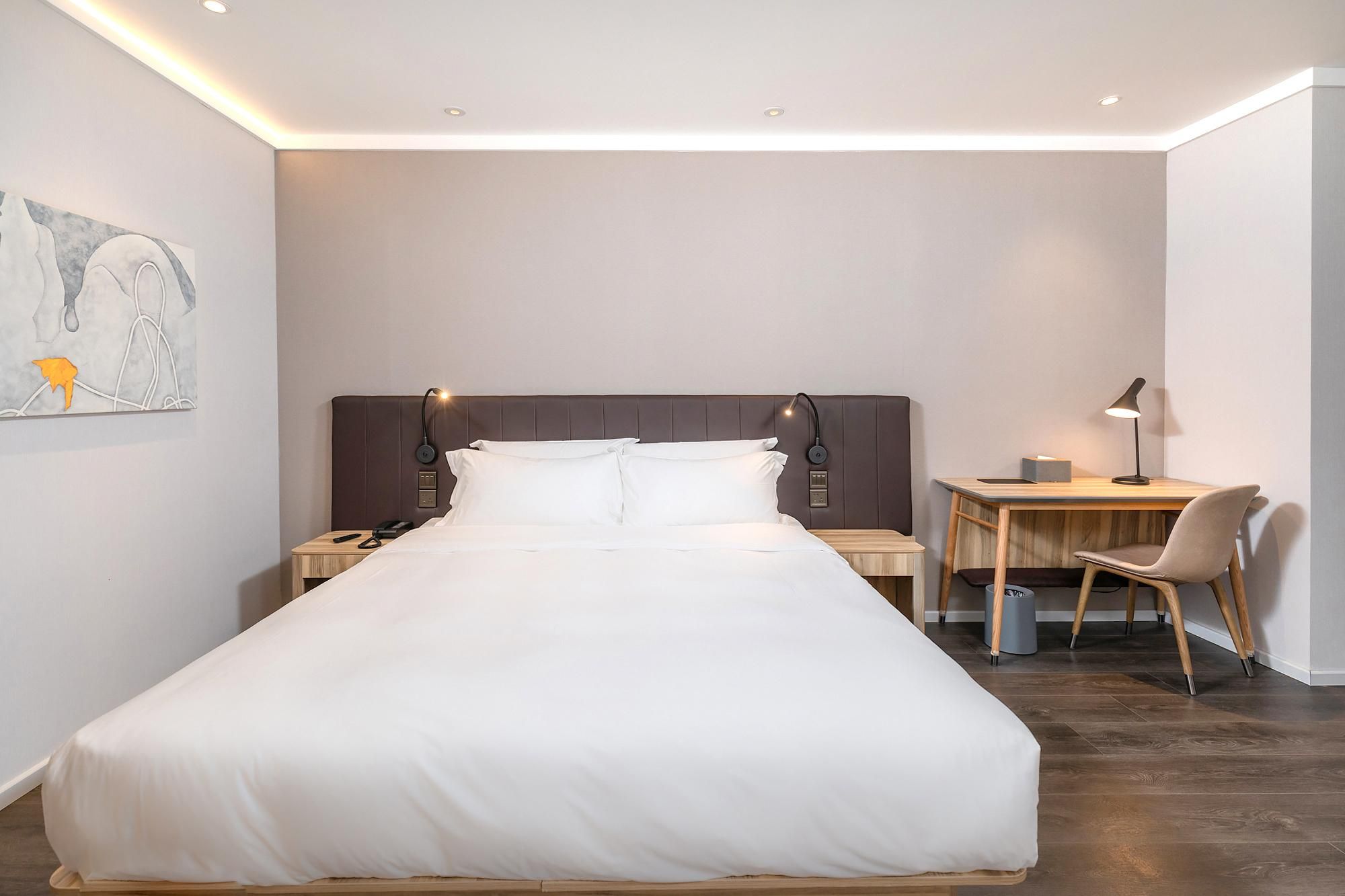 Hotel Queen Room