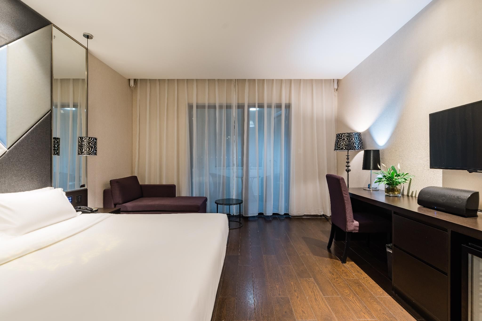 Superior Balcony Queen Room with Scenic View
