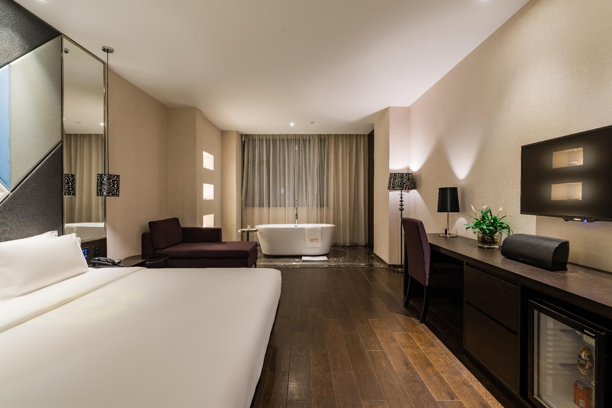 River View Bed Room with Bathtub