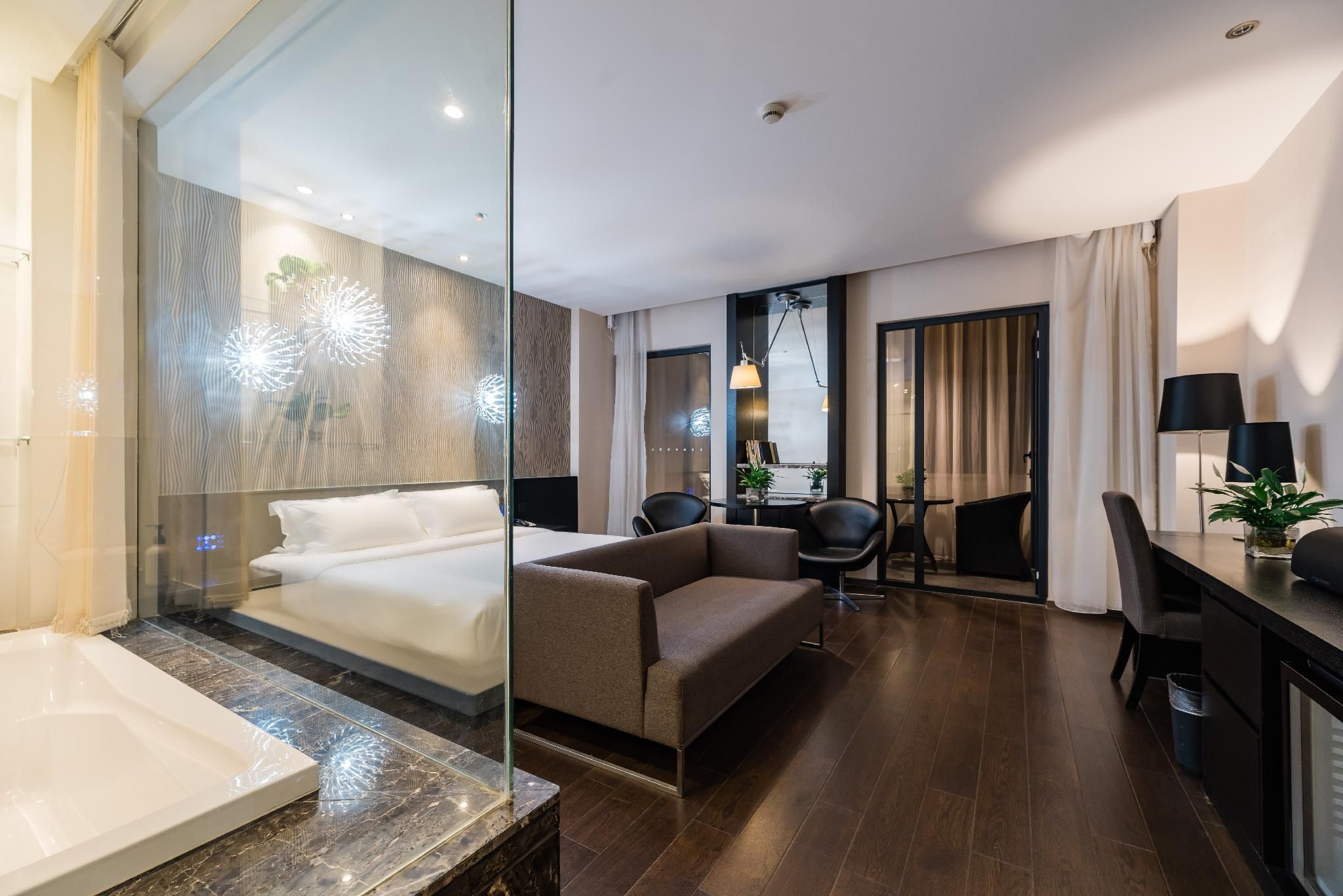 Balcony River View 1 Bed Room with Bathtub