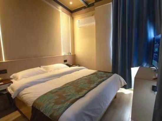 Queen Deluxe Room