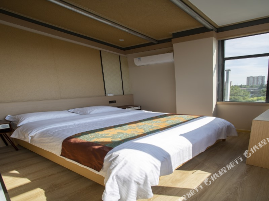 Queen Deluxe Room