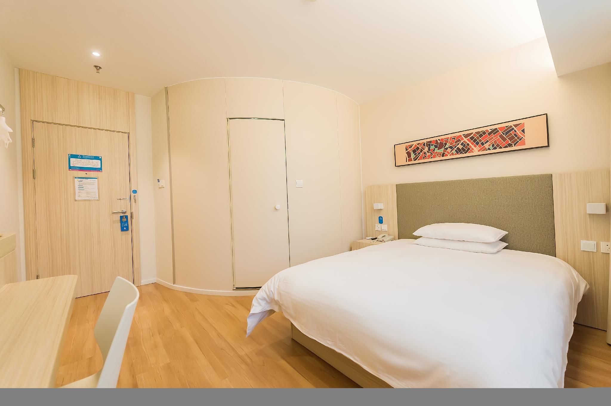 Hotel Queen Room