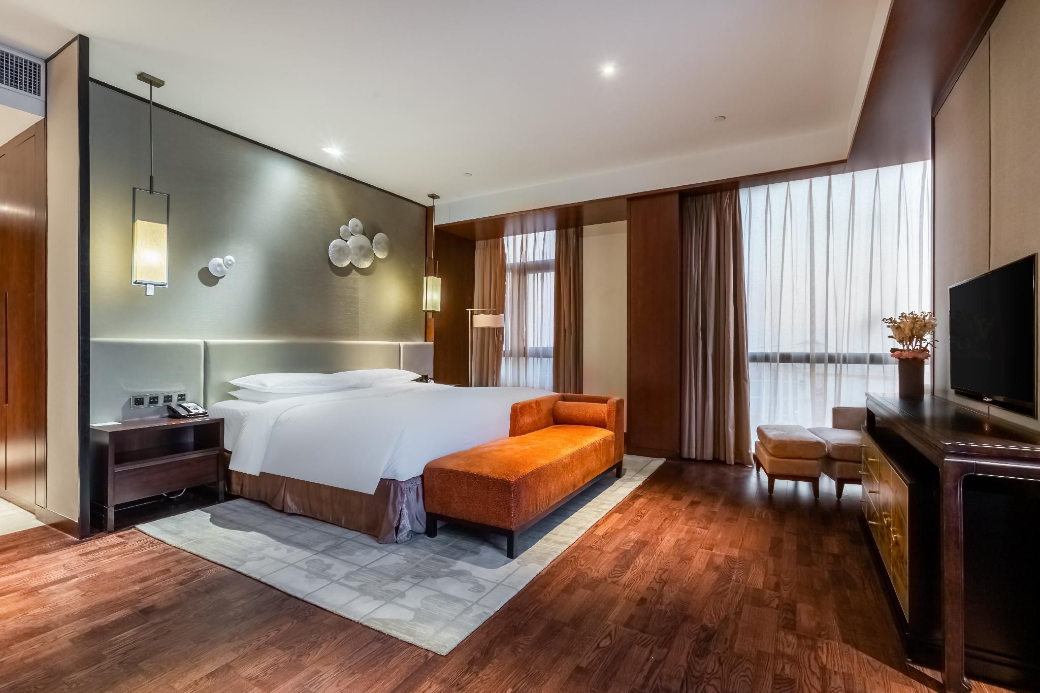 1 King bed Premium Lounge Access