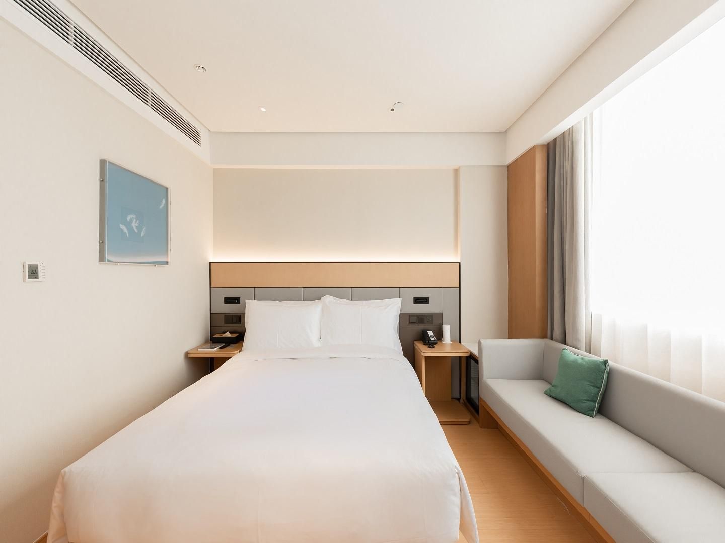 Huazhu - Room With Bed