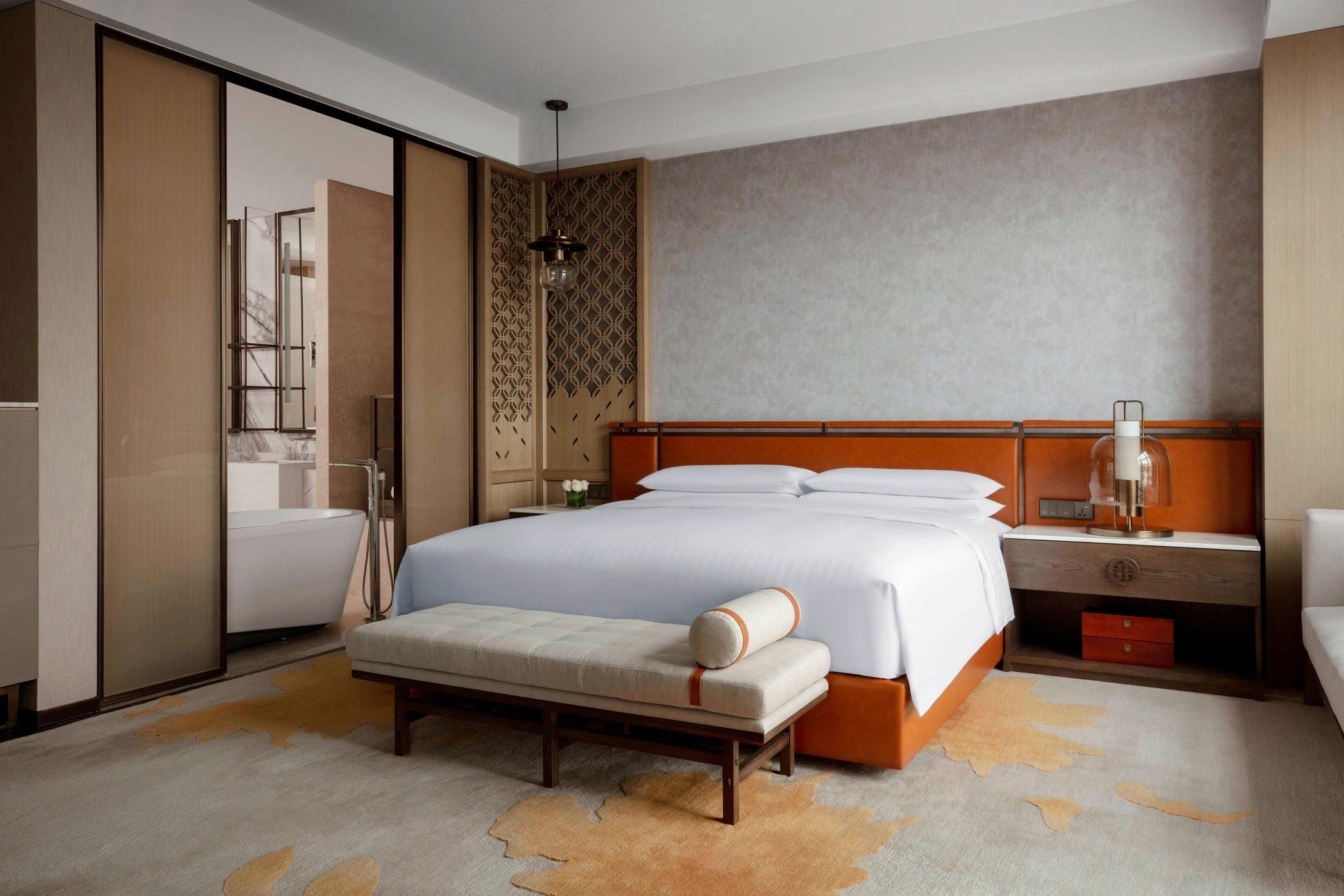 Marriott 1 Bedroom Suite, Club level, 1 Bedroom Suite, 1 King, Lake view