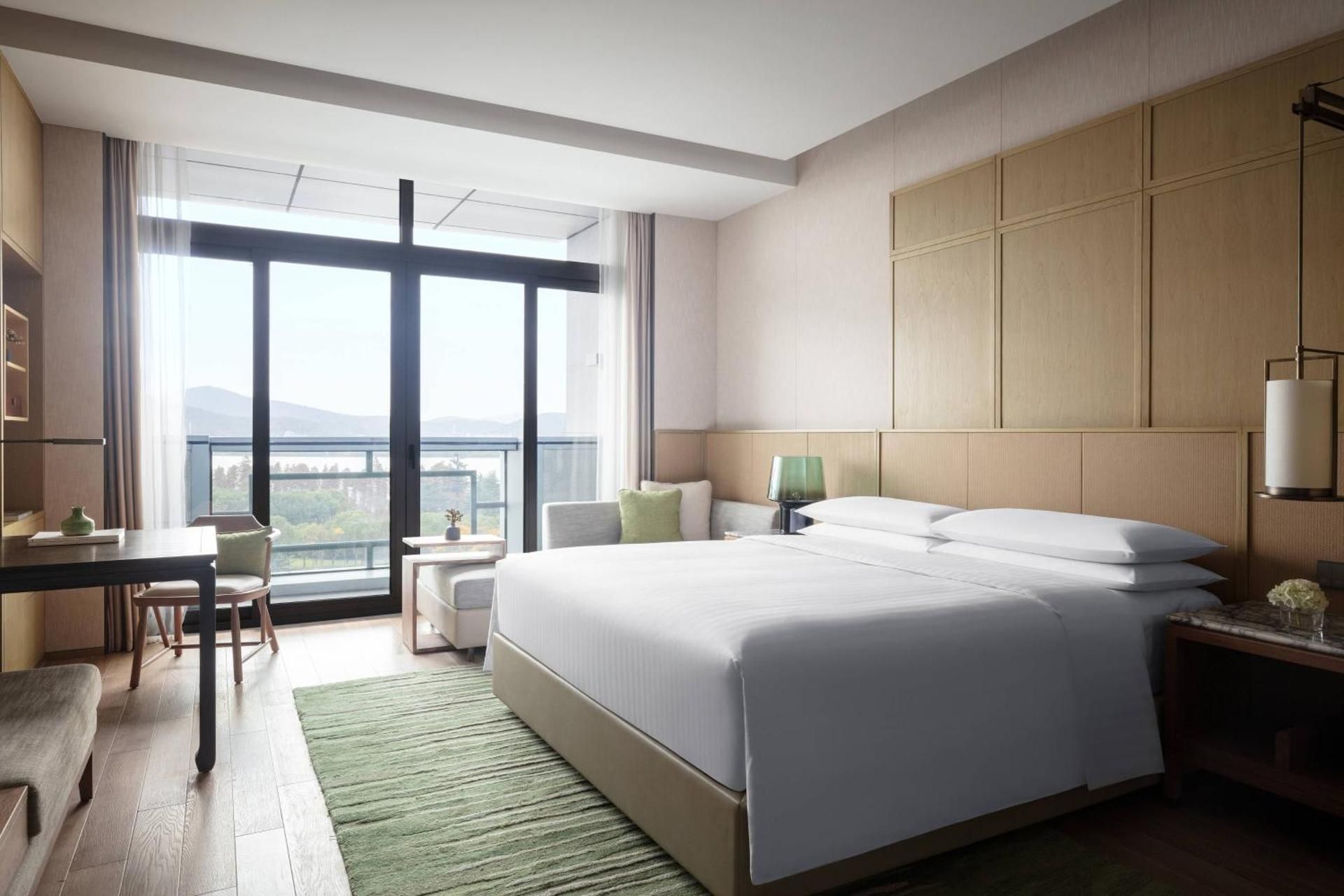 Executive King Room with Lake View