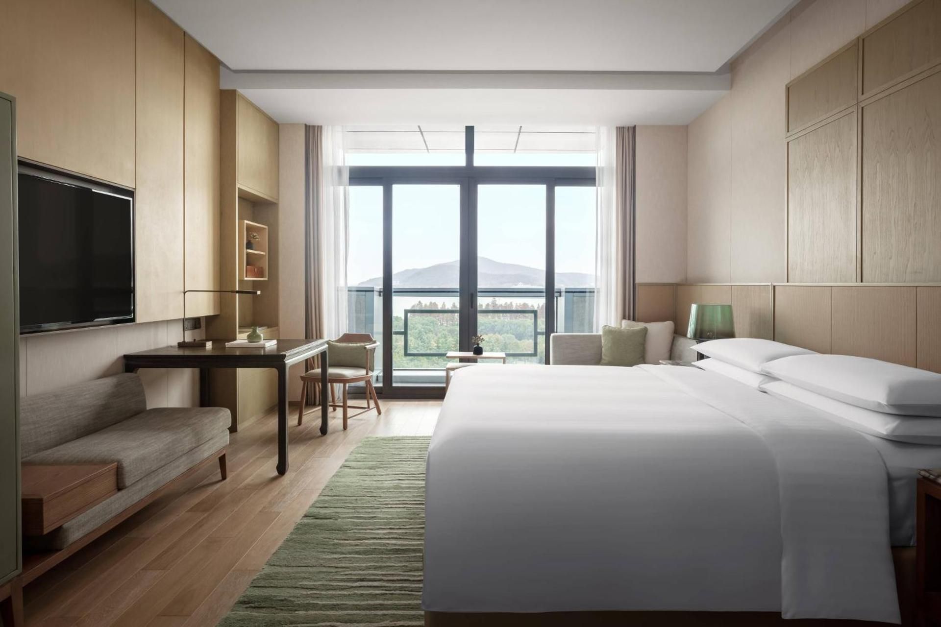 Premier King Room with Lake View