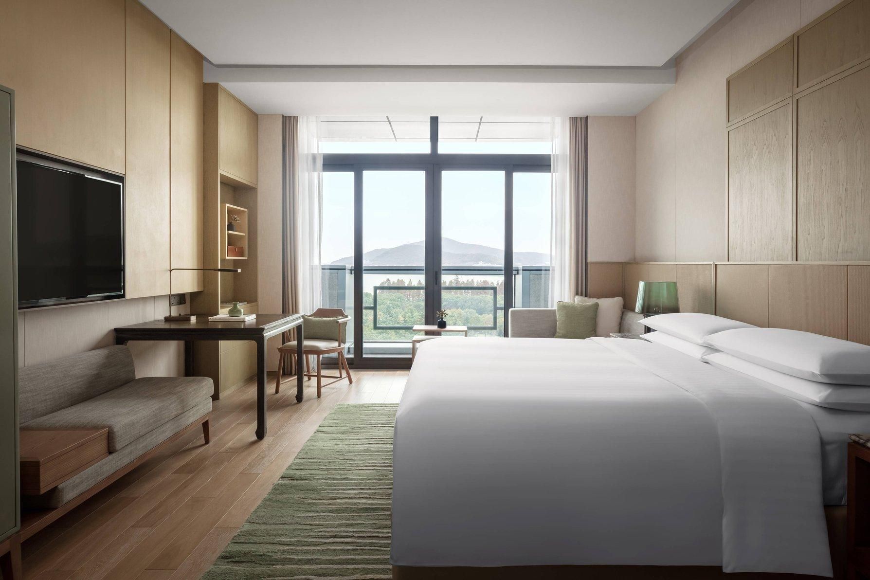 Guest room, 1 King, Lake view