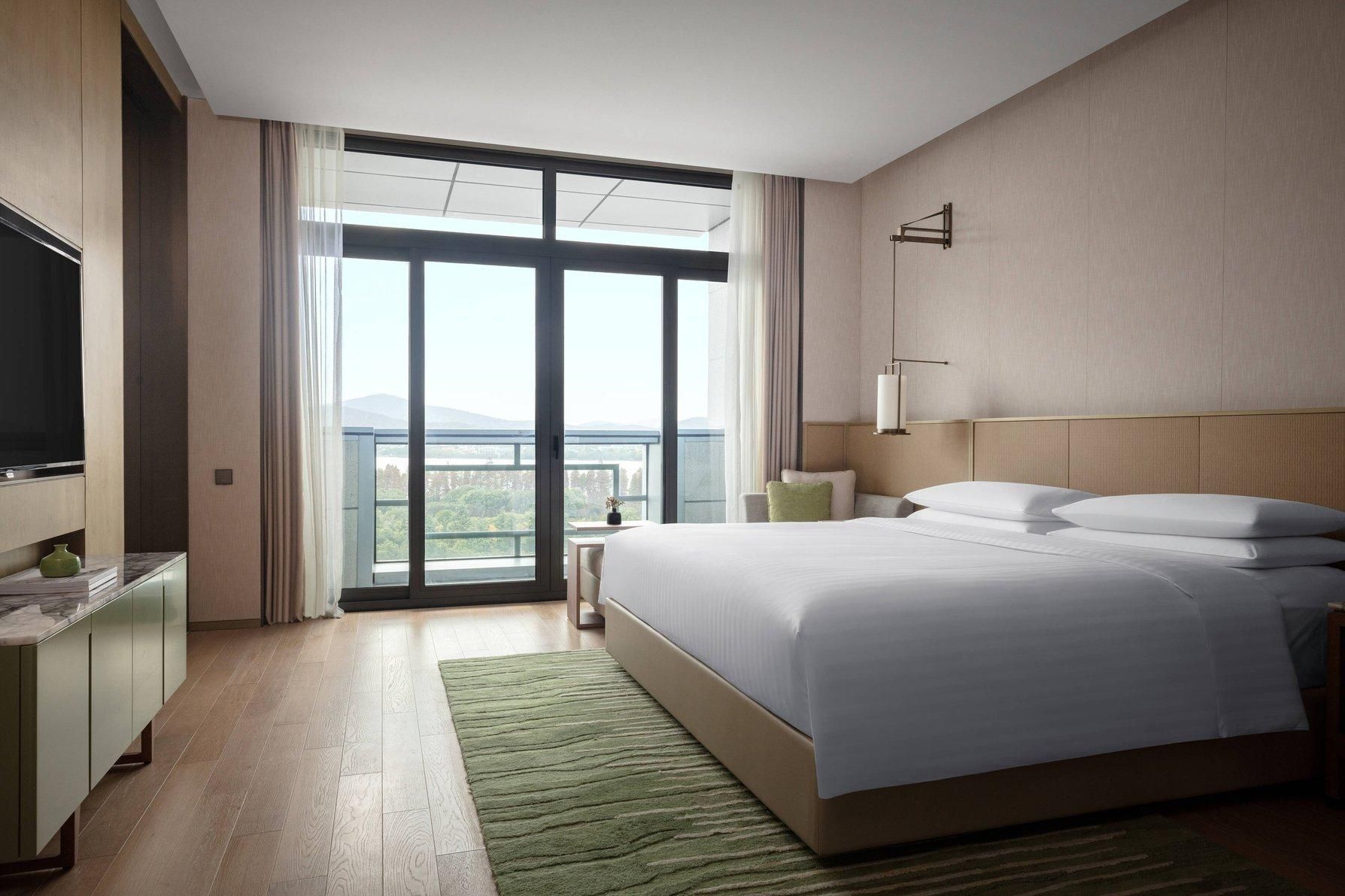 Club lounge access, 1 Bedroom Suite, 1 King, Lake view