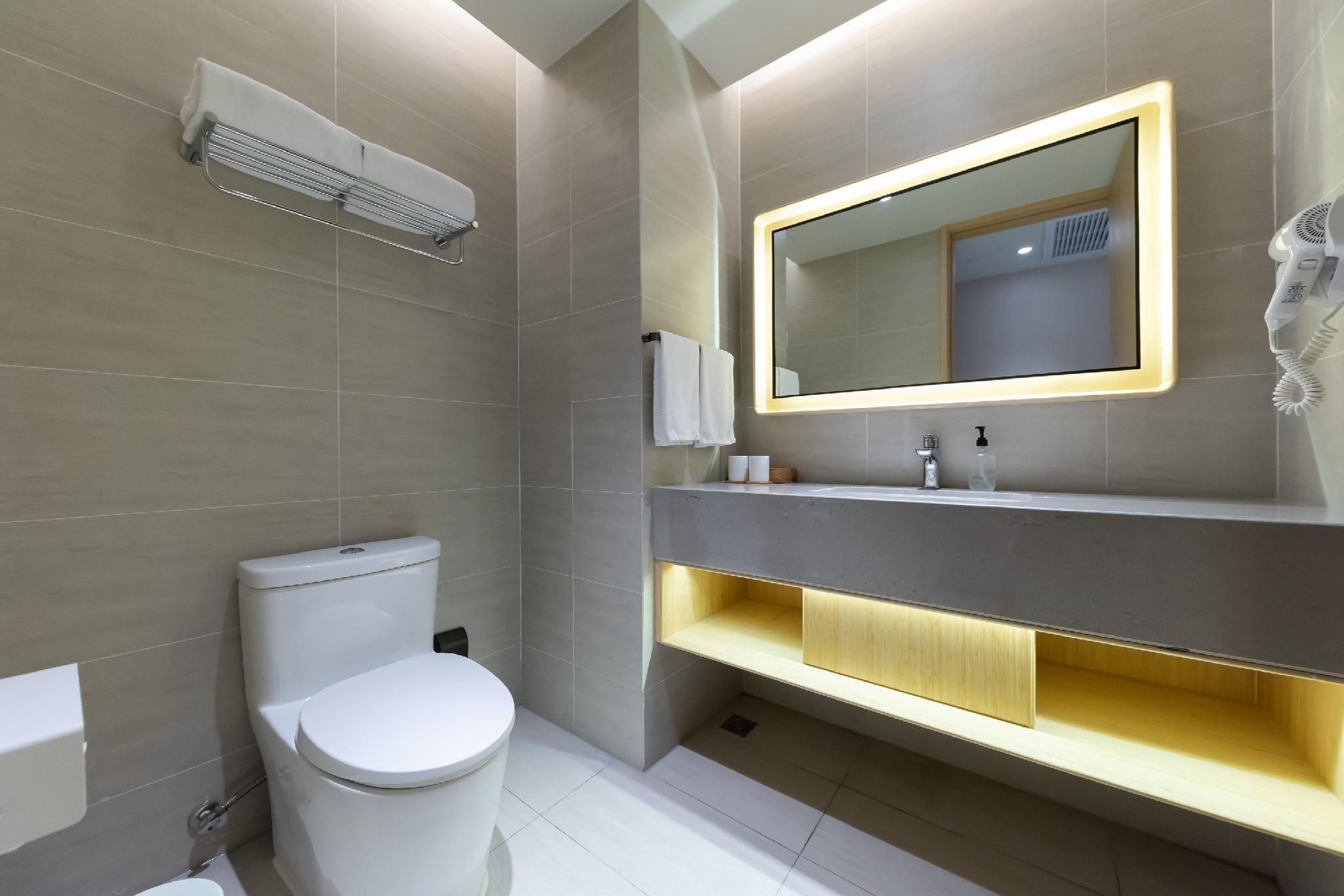 Huazhu - Superior Twin