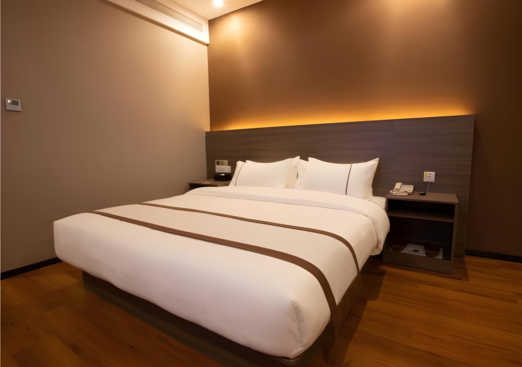 Business Queen Room