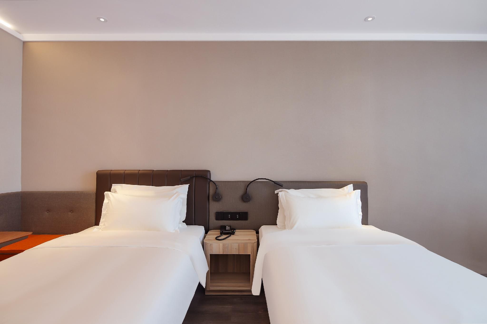 Twin Bed Room