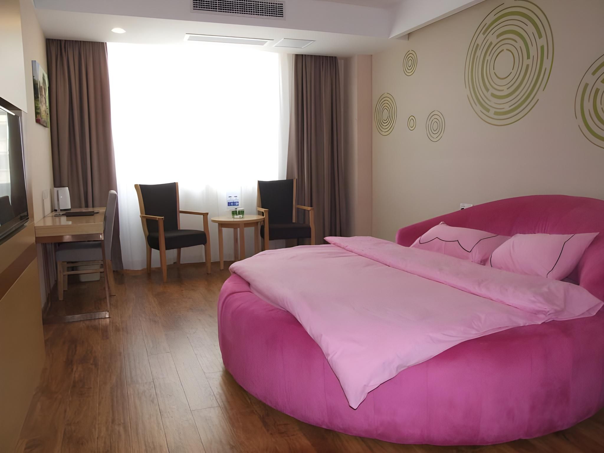 Feature Queen Room - Water Bed