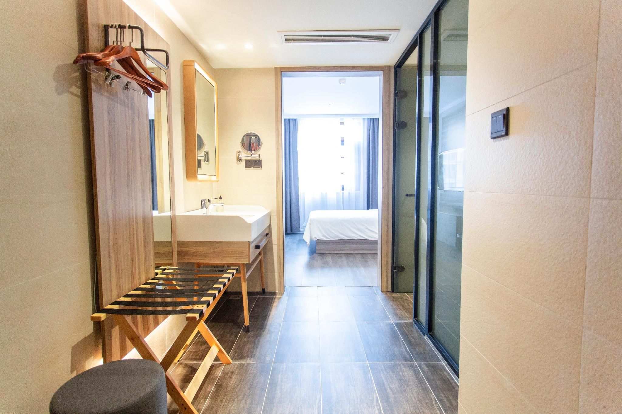 Hotel Queen Room