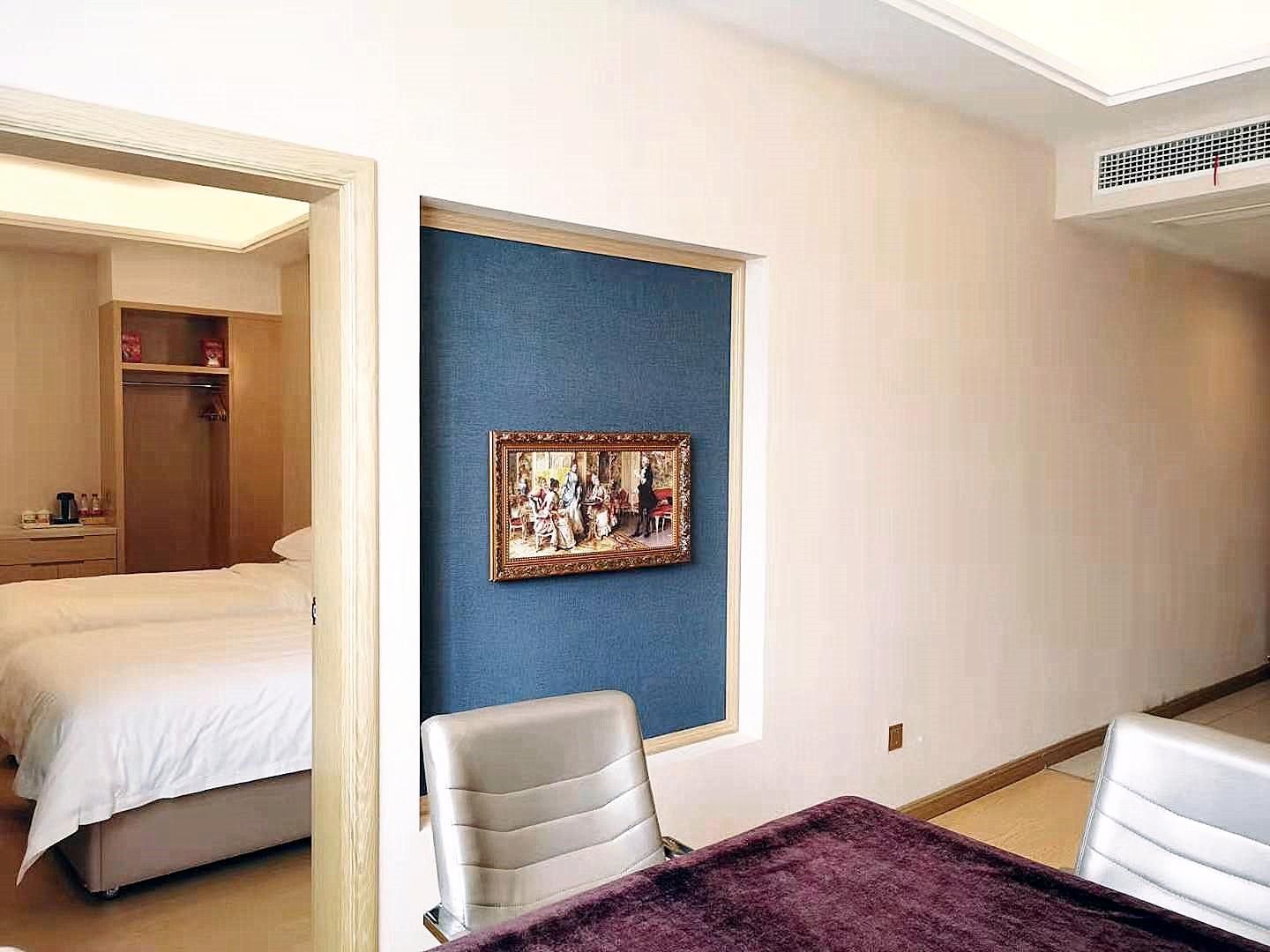 Vienna - Functional Chess Suite Room