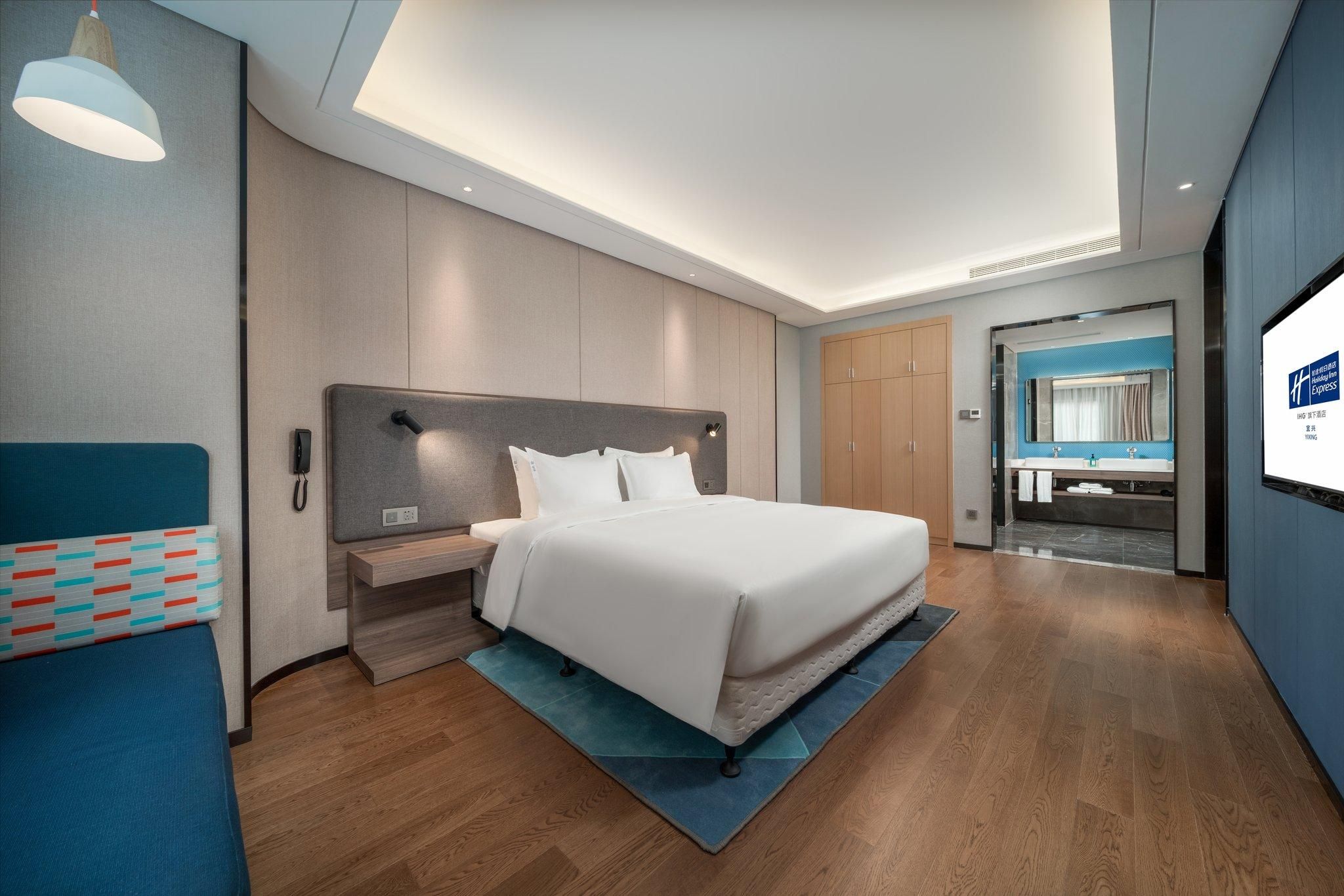 1 King Suite