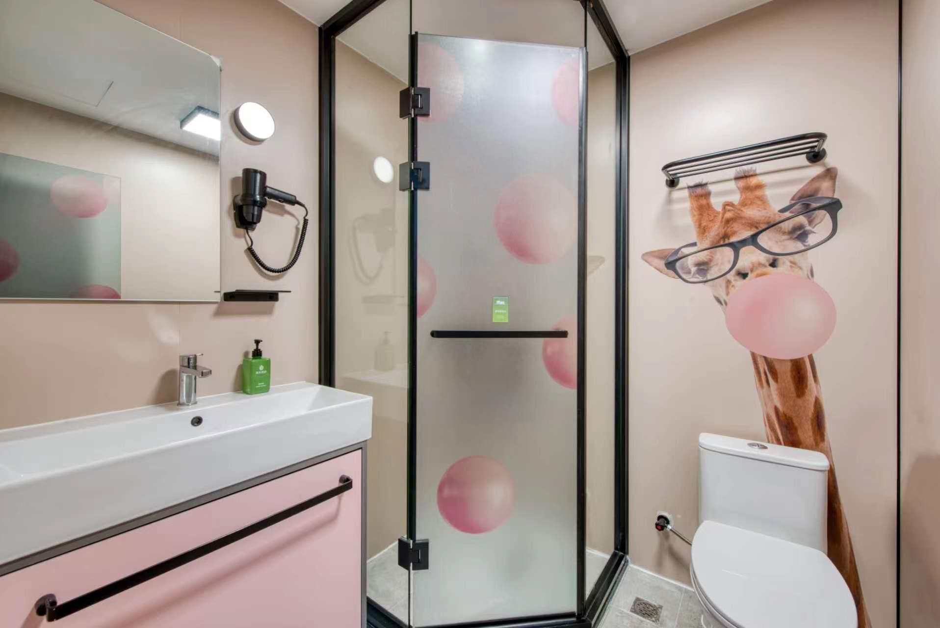 Feature Queen Room