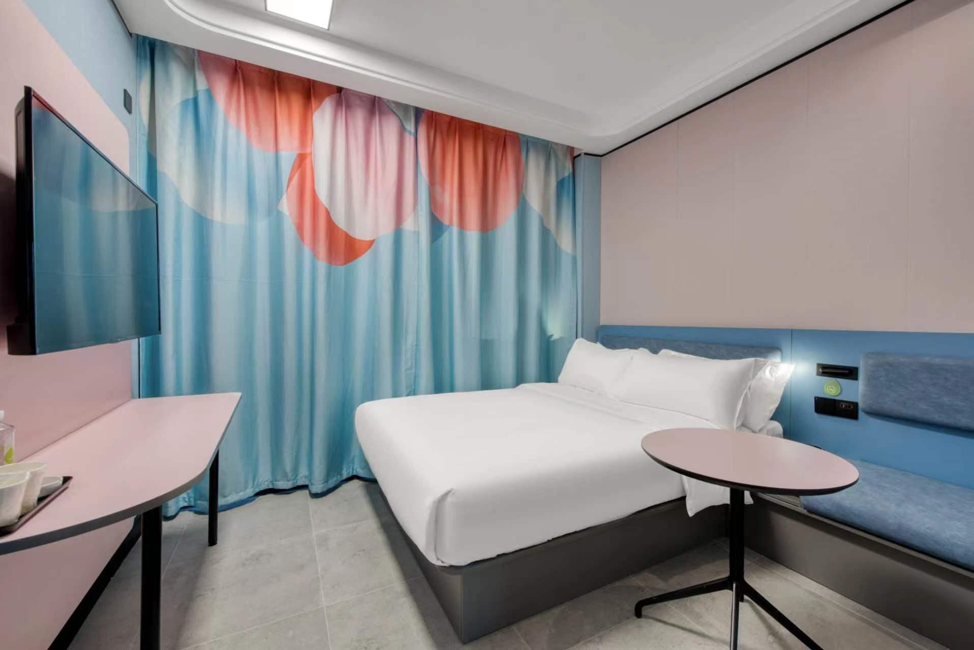 Feature Queen Room