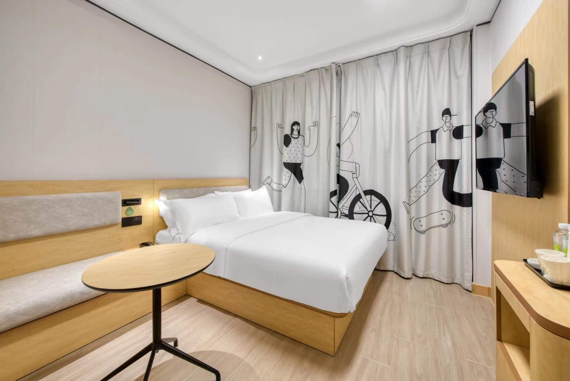 Huazhu - Room With Bed