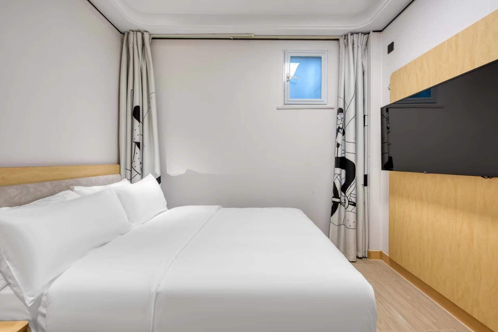 Huazhu - Room With Bed