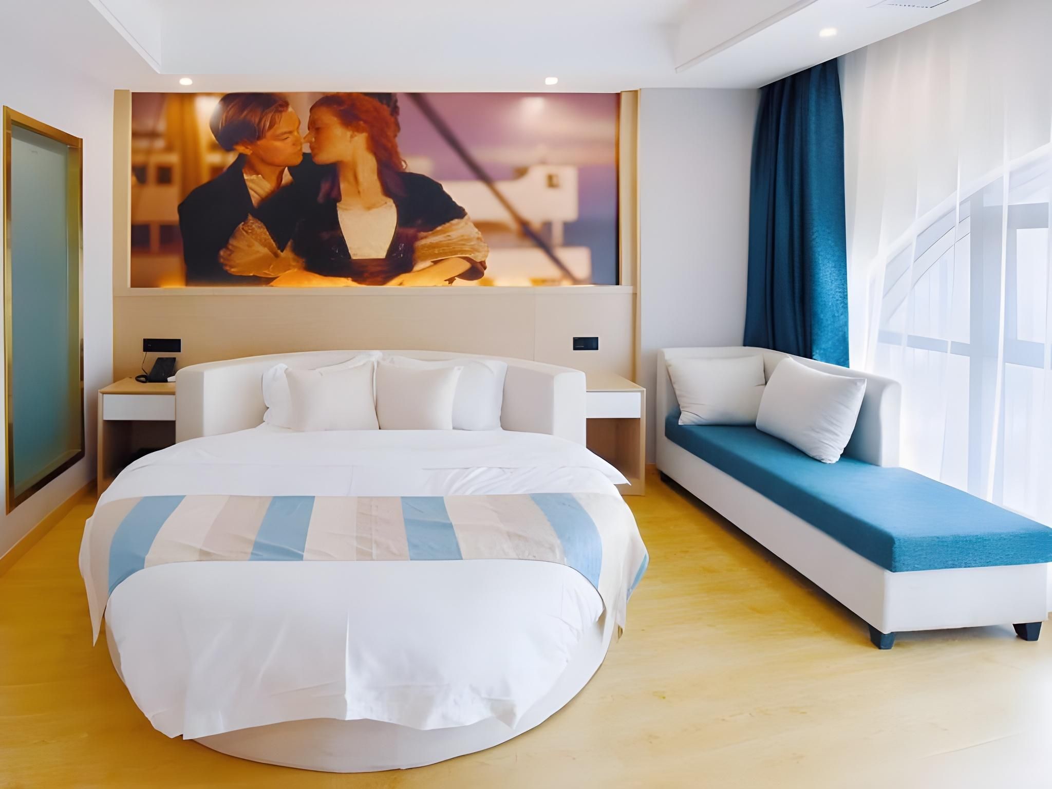 GTI - Feature 1 Bed Room, Romantic Couple Round Bed