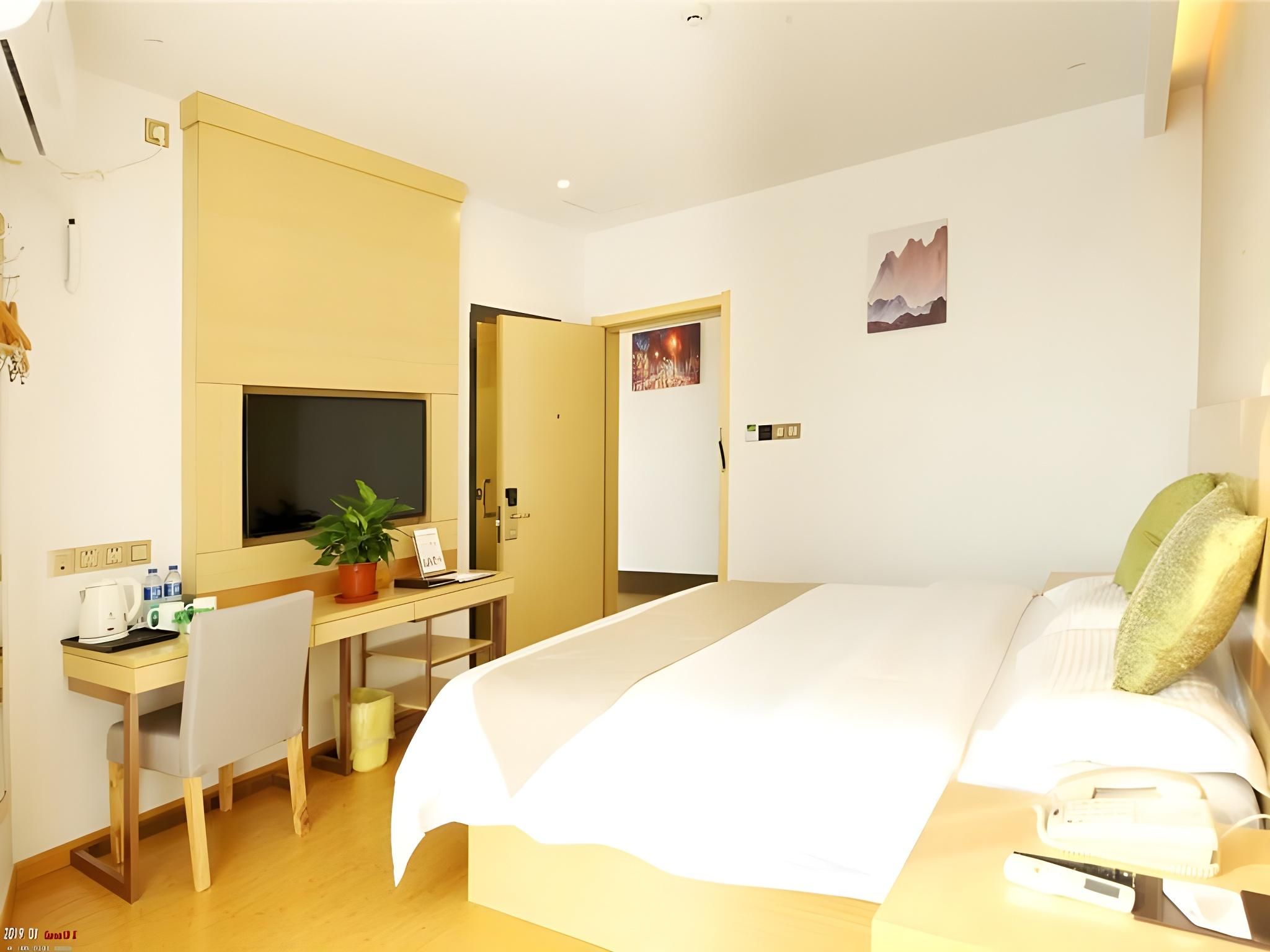 GTR - One 1.8M Bed Guest Room with Aisle window