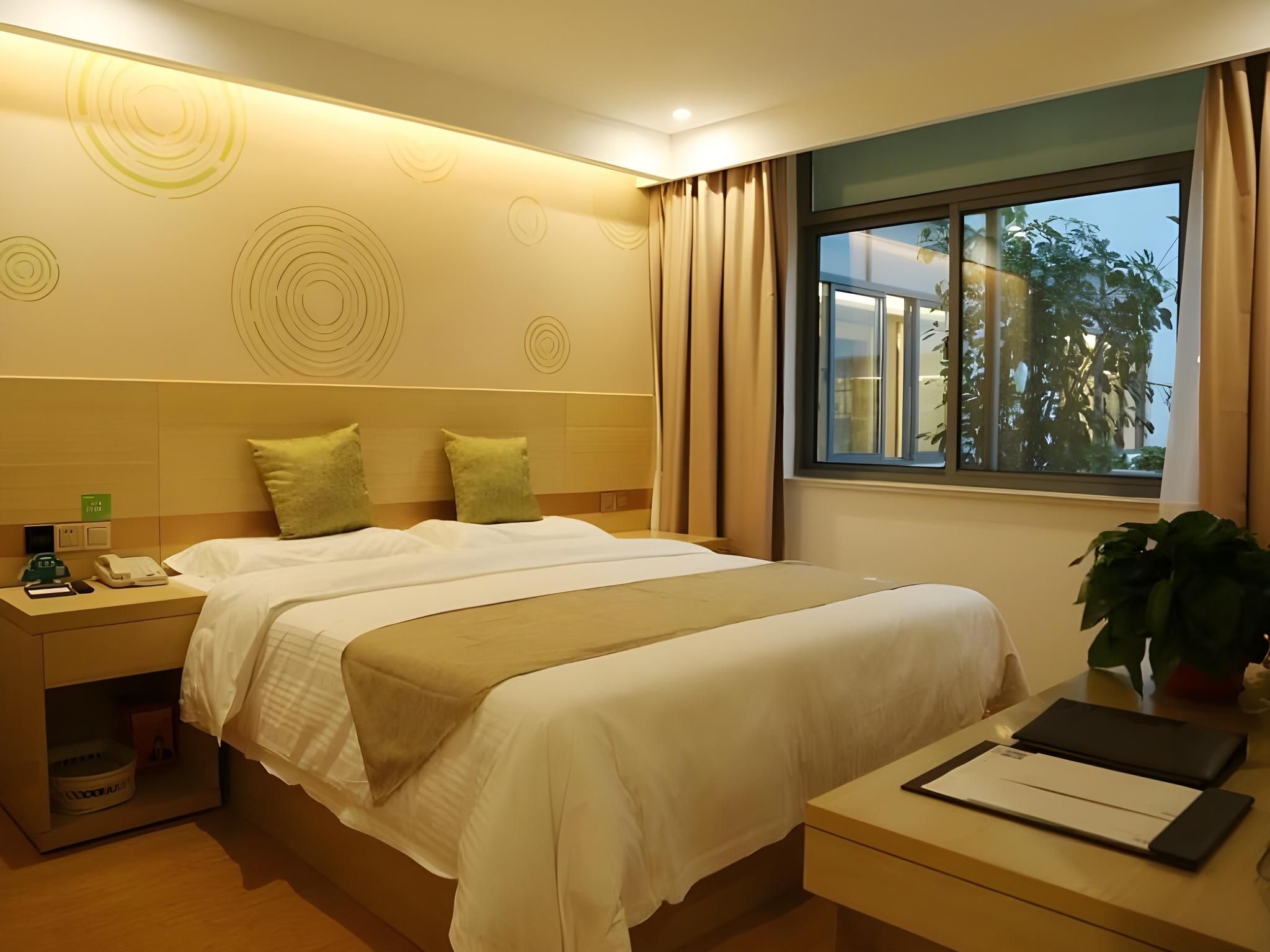 GTR - One 1.8M Bed Guest Room with Aisle window