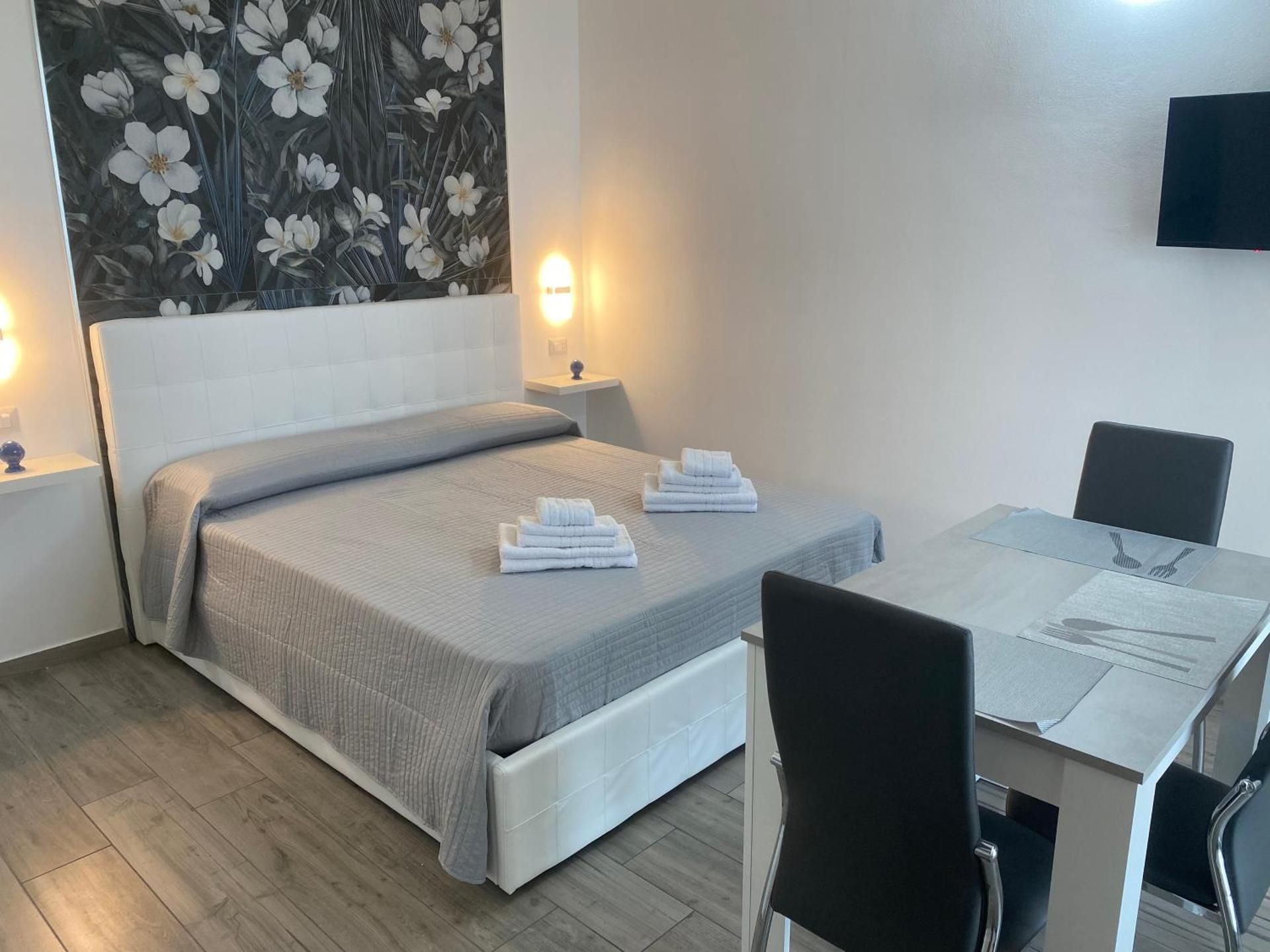 One-Bedroom Apartment with Sea View and Balcony