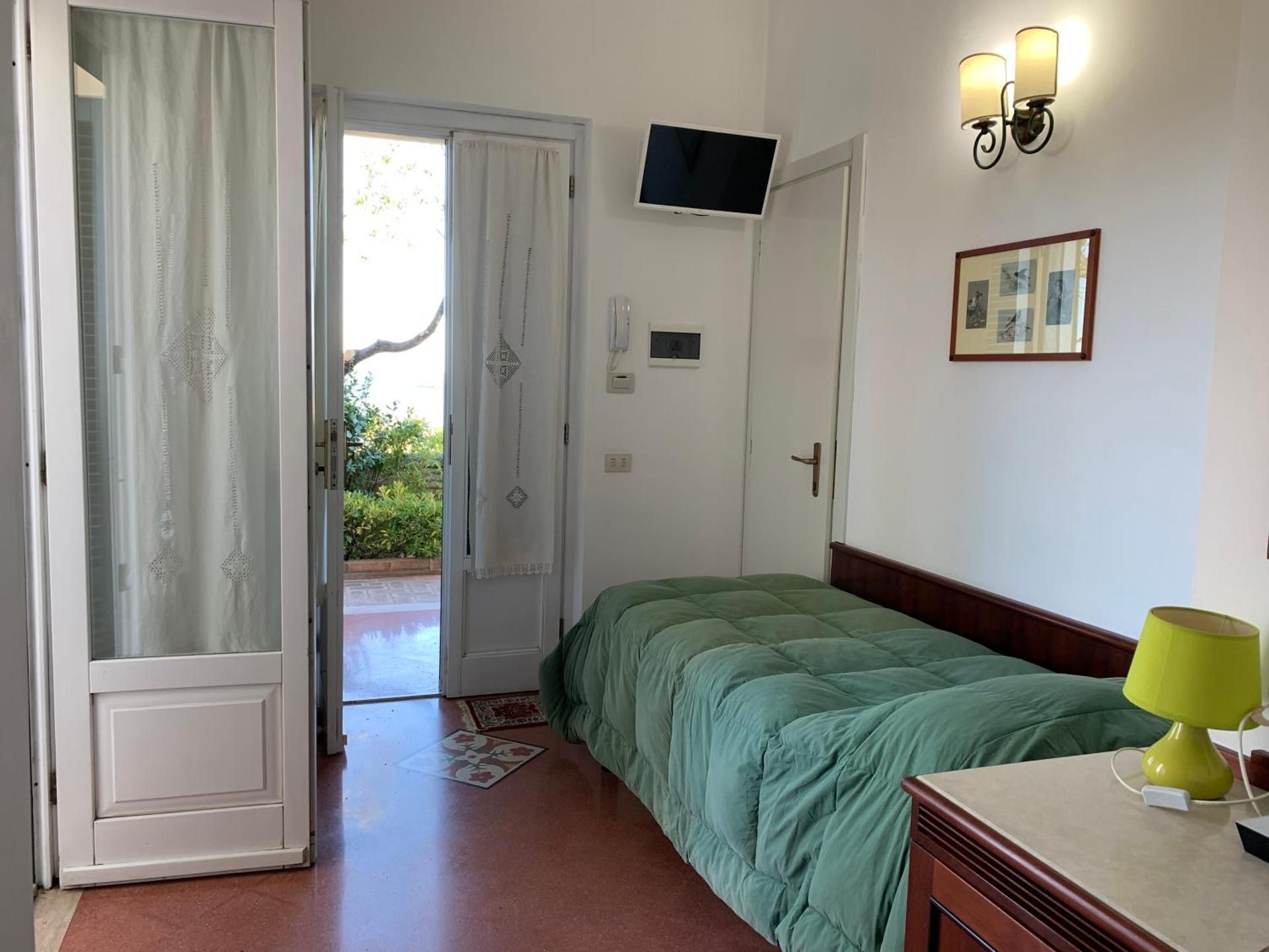 Superior Single Room with Patio and Sea View