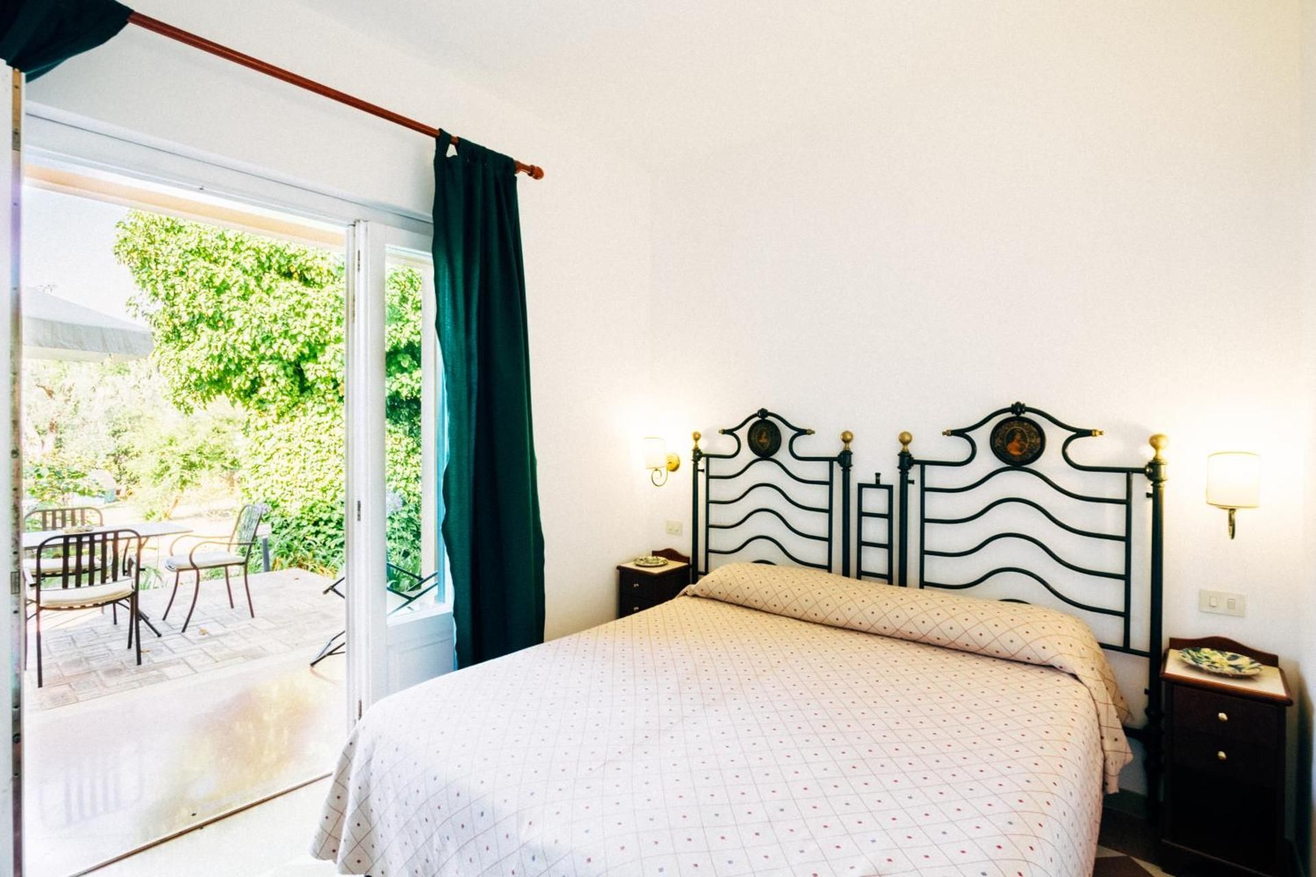 Deluxe Double Room with Patio and Sea View