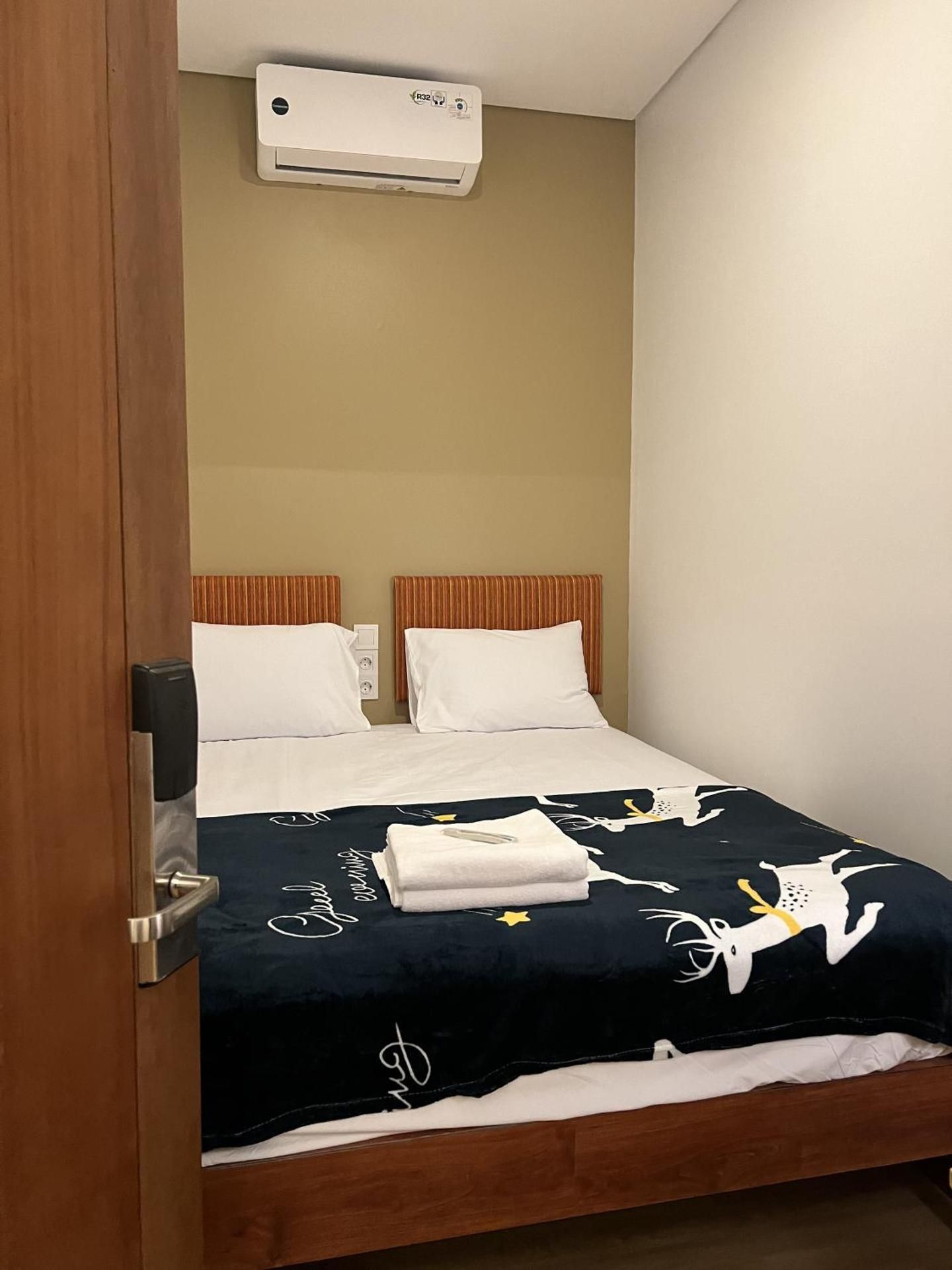 Senayan Stay Double Room with Shared Bathroom