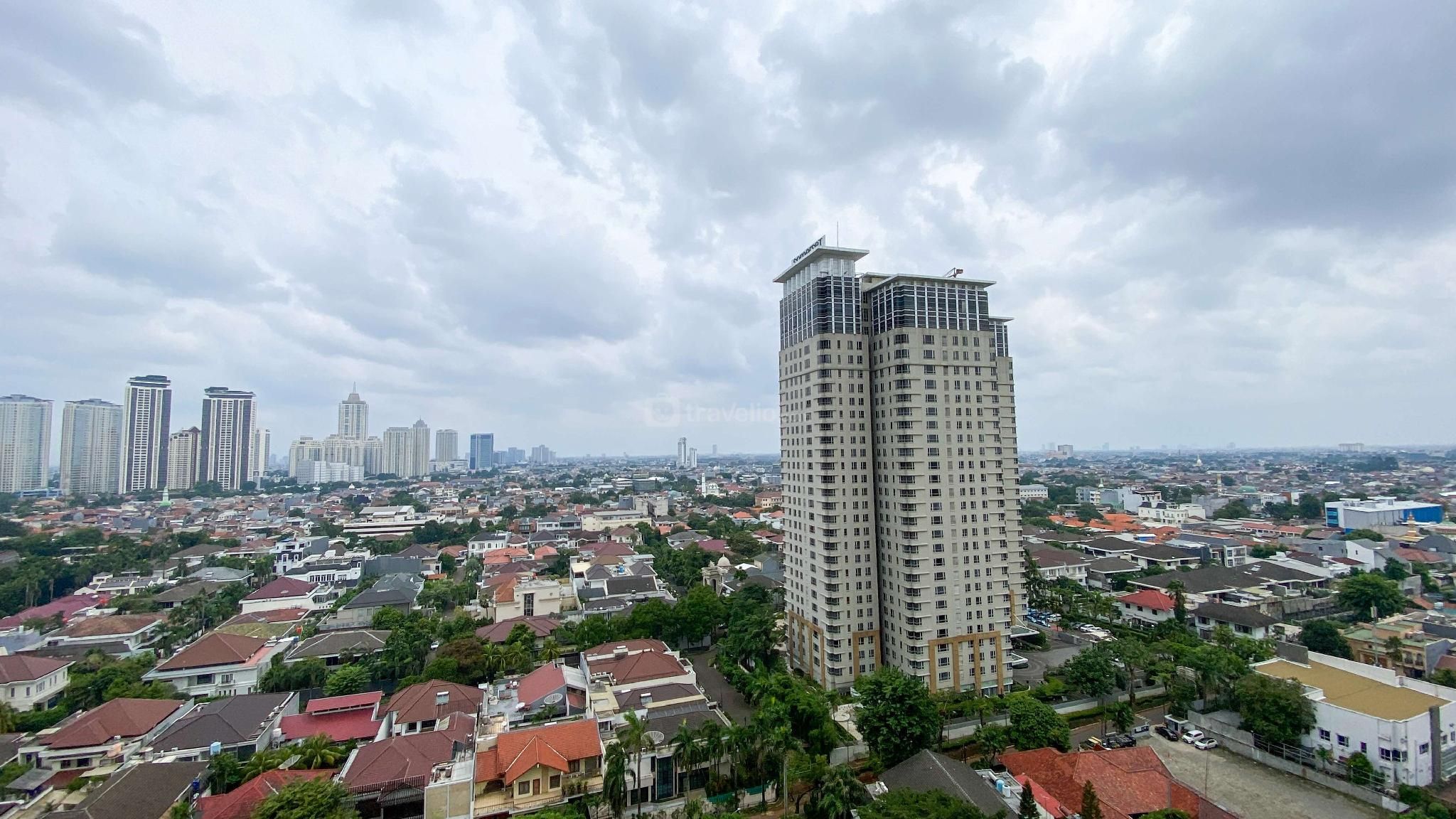 Homey & Strategic Studio Bellezza Apt By Travelio