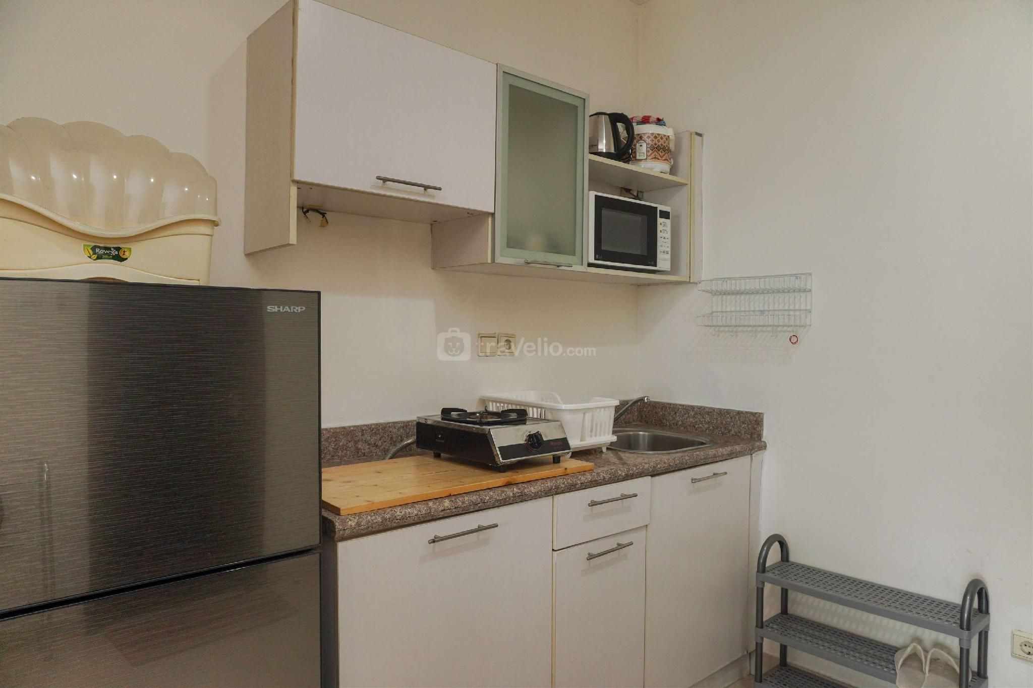 Homey & Strategic Studio Bellezza Apt By Travelio