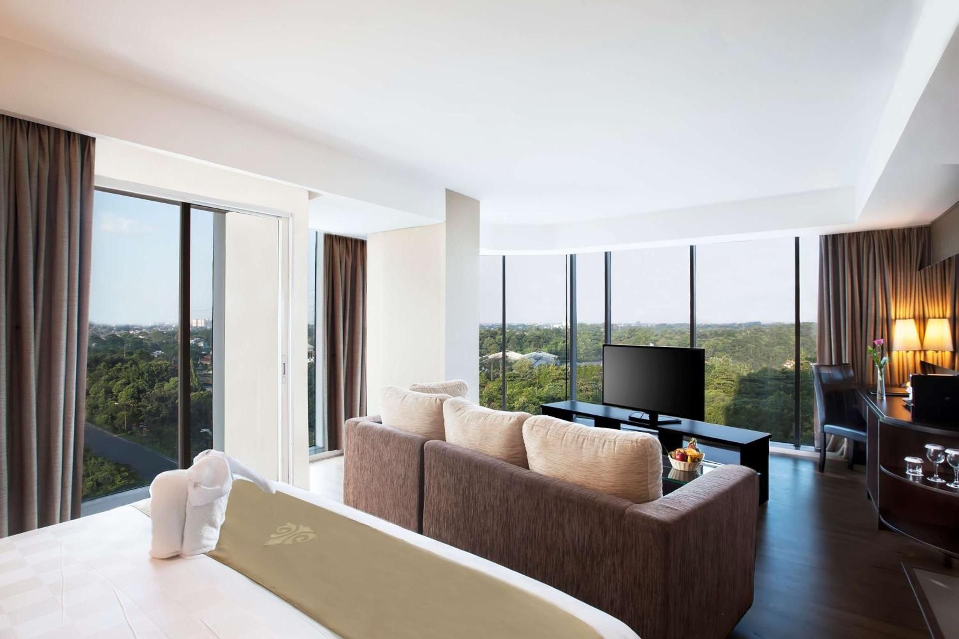 Suite - 1 Double Bed, Nonsmoking, Corner Room, Bathtub And Shower