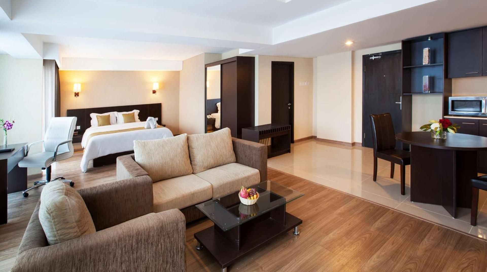 1 Queen Bed, Nonsmoking, Junior Suite, Sofabed