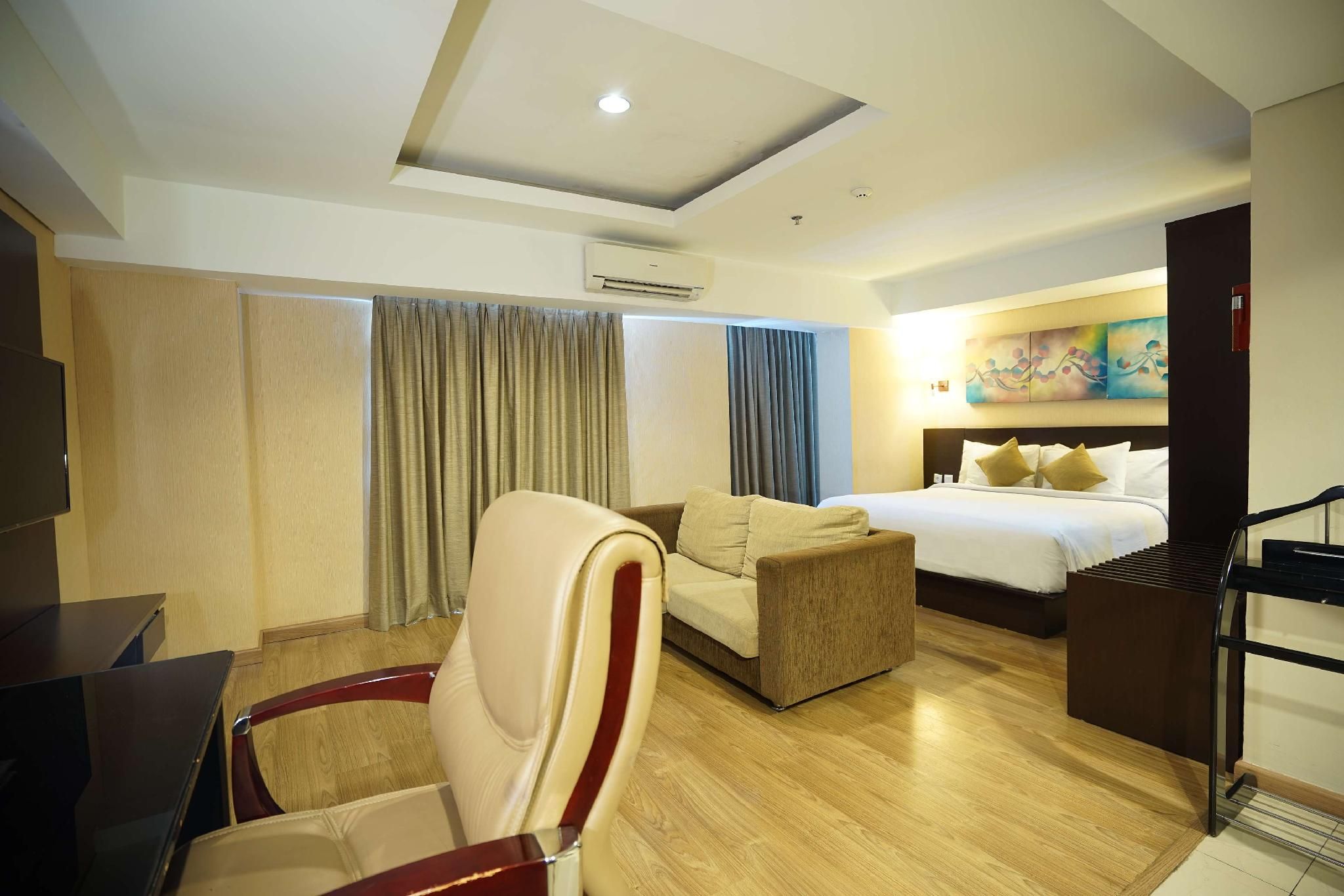1 Queen Bed, Nonsmoking, Junior Suite, Sofabed
