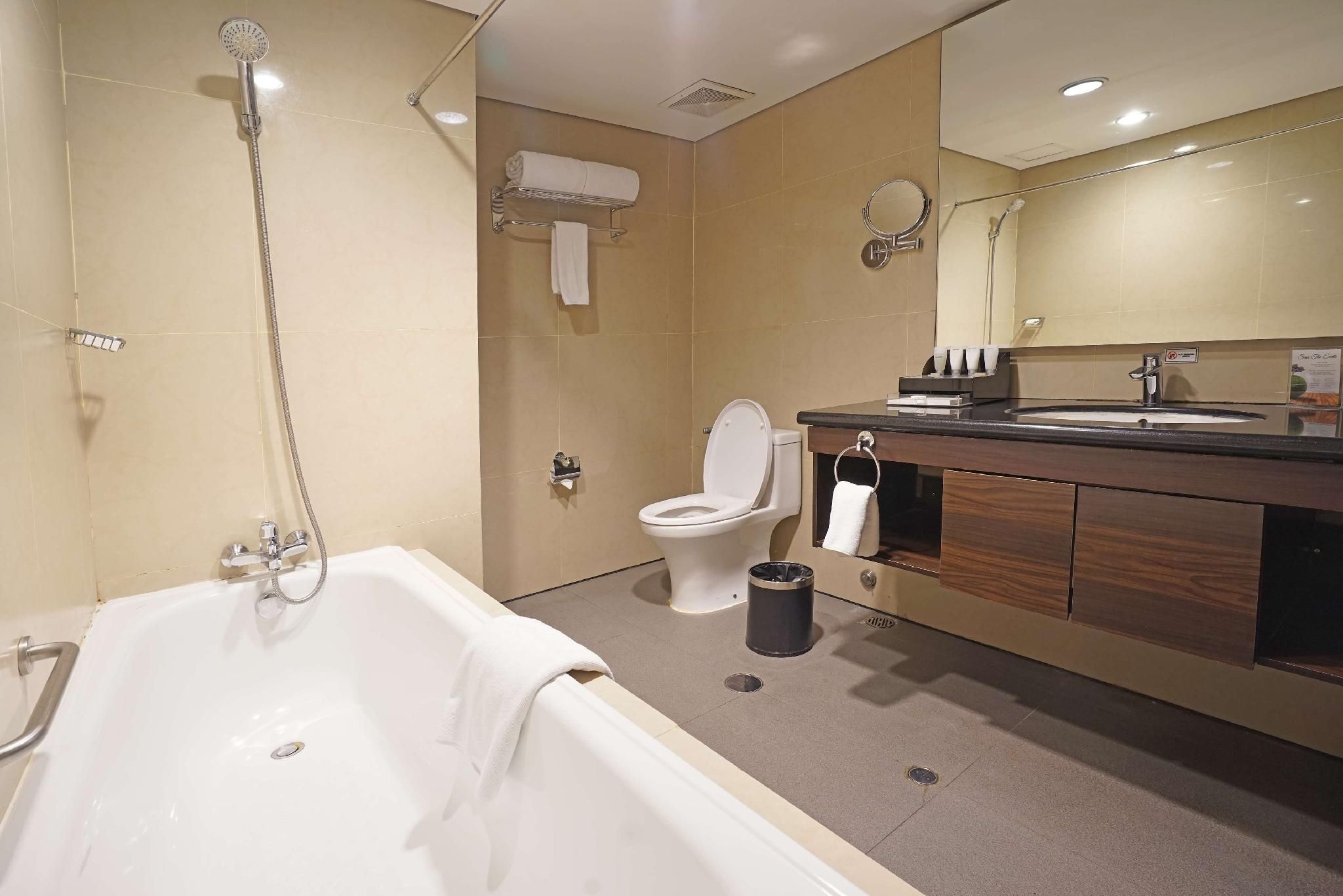 Suite - 1 Double Bed, Smoking Room, Corner Room, Bathtub And Shower