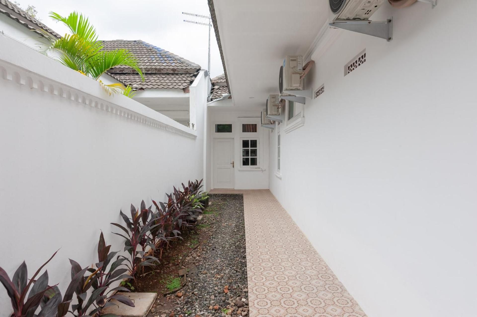 Urbanview Hotel De Breeze Kemang Jakarta by RedDoorz