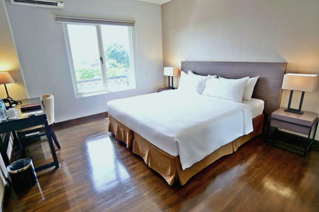Deluxe King - Bed & Breakfast