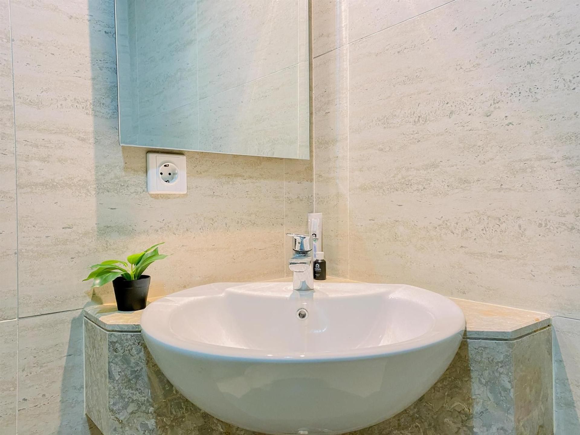 Good Place & Modern 1BR Gold Coast Apt By Travelio One-Bedroom Apartment 2