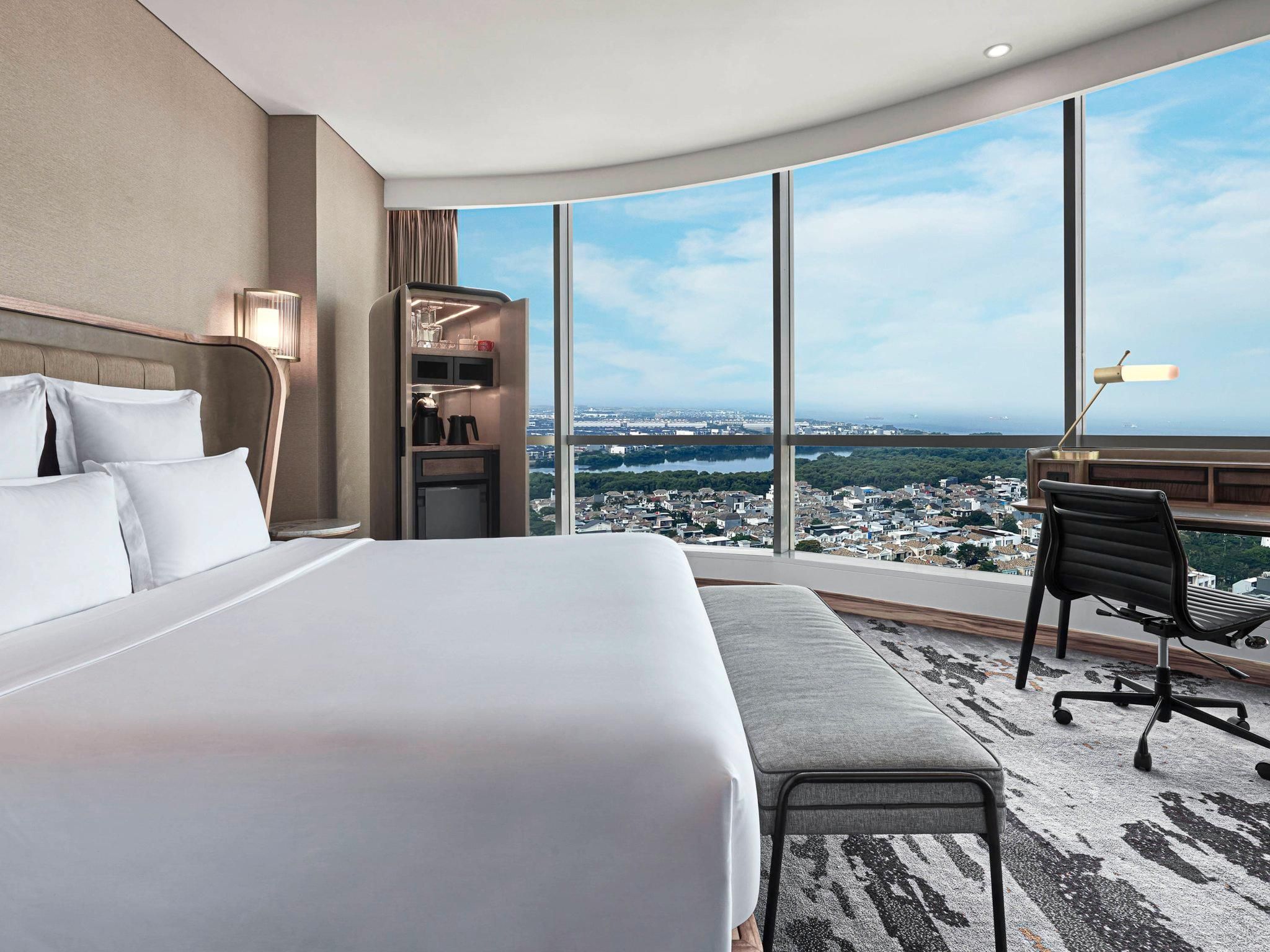 Swiss Signature Room with 1 King Size Bed, Bay View