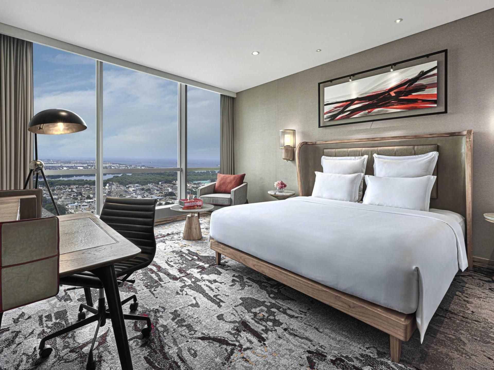 Grand Room with 1 King Size Bed