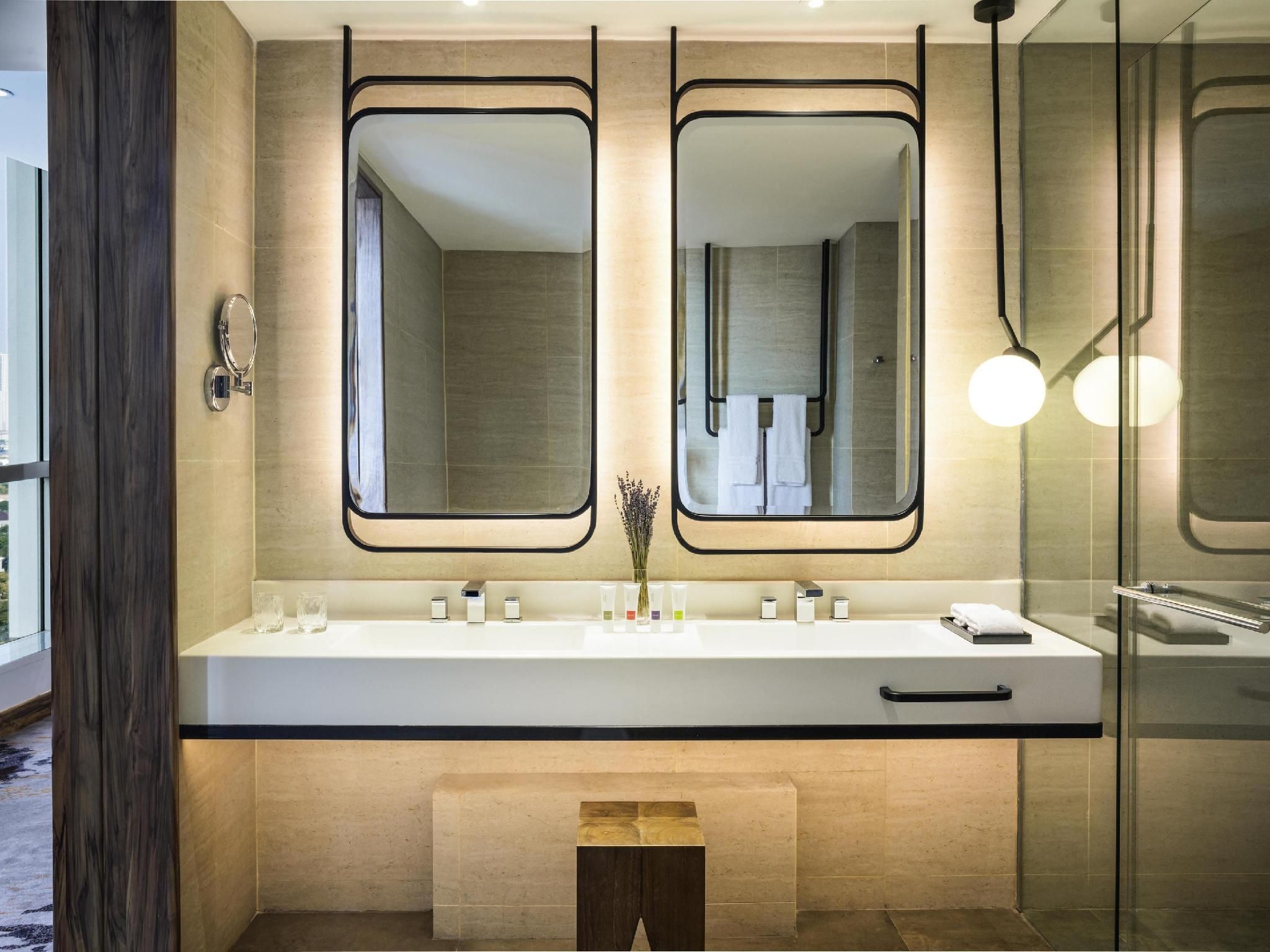 Swiss Grand Suite with 1 King Size Bed