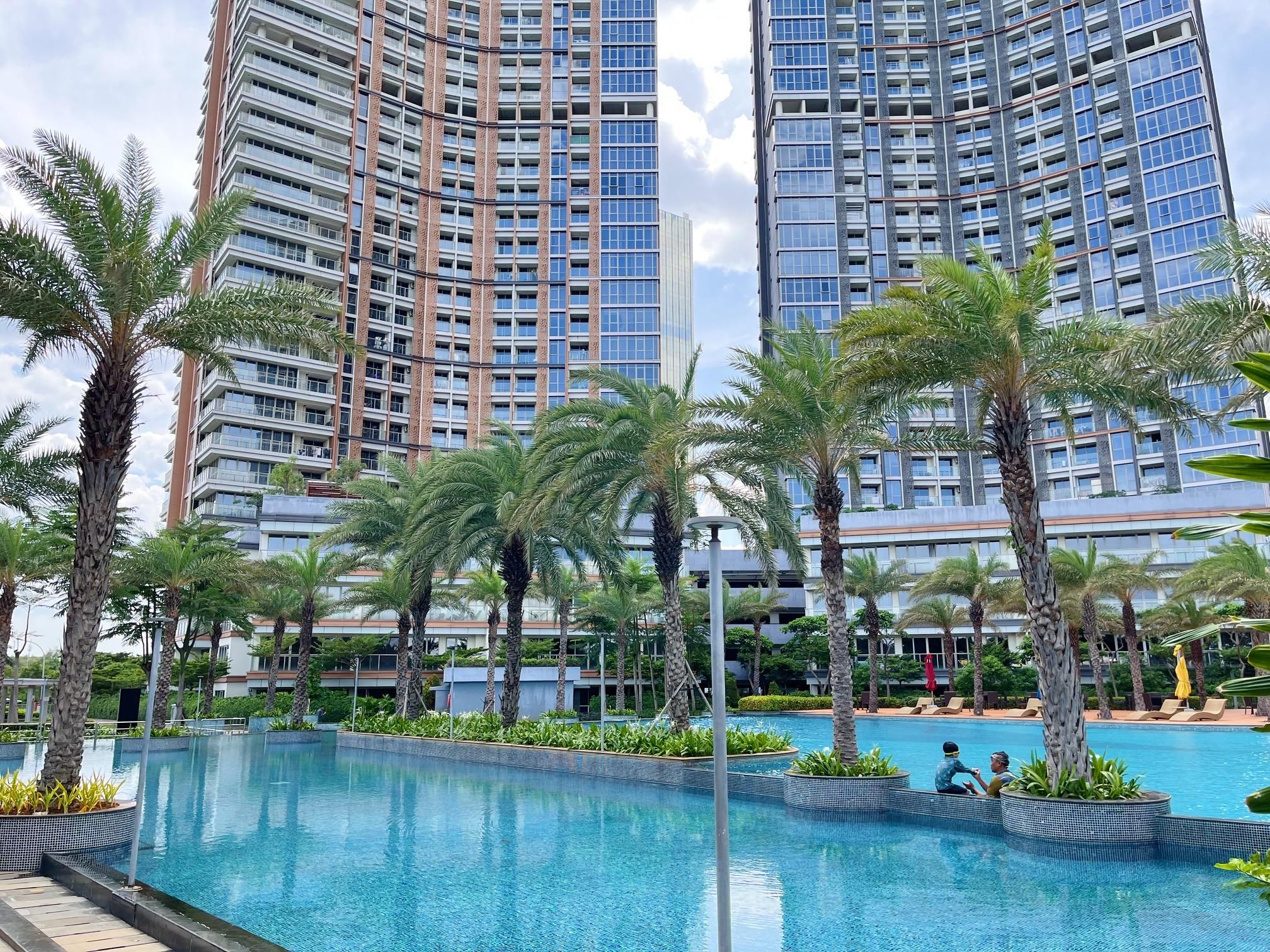 swimming pool [outdoor]