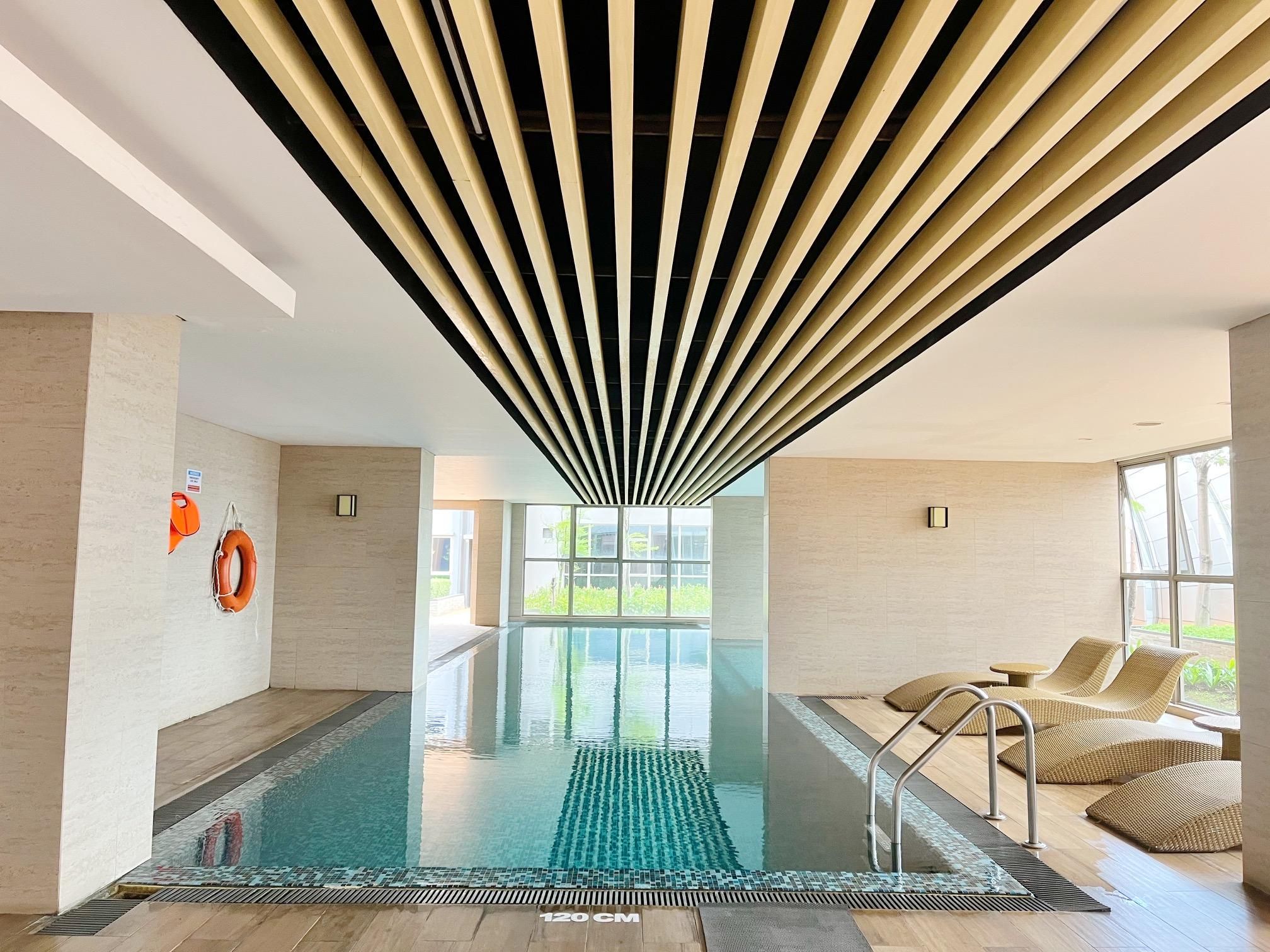 swimming pool [outdoor]