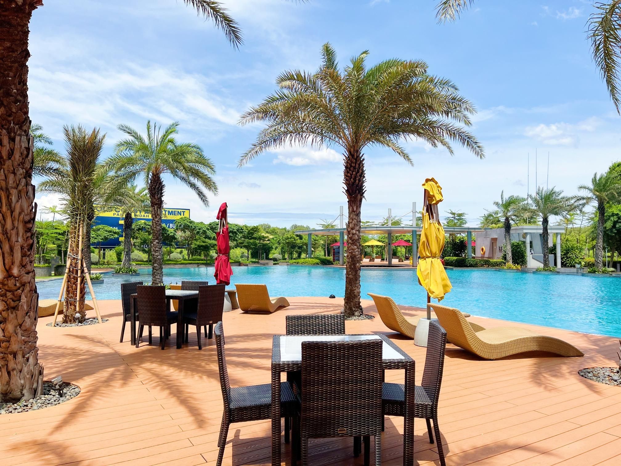 swimming pool [outdoor]