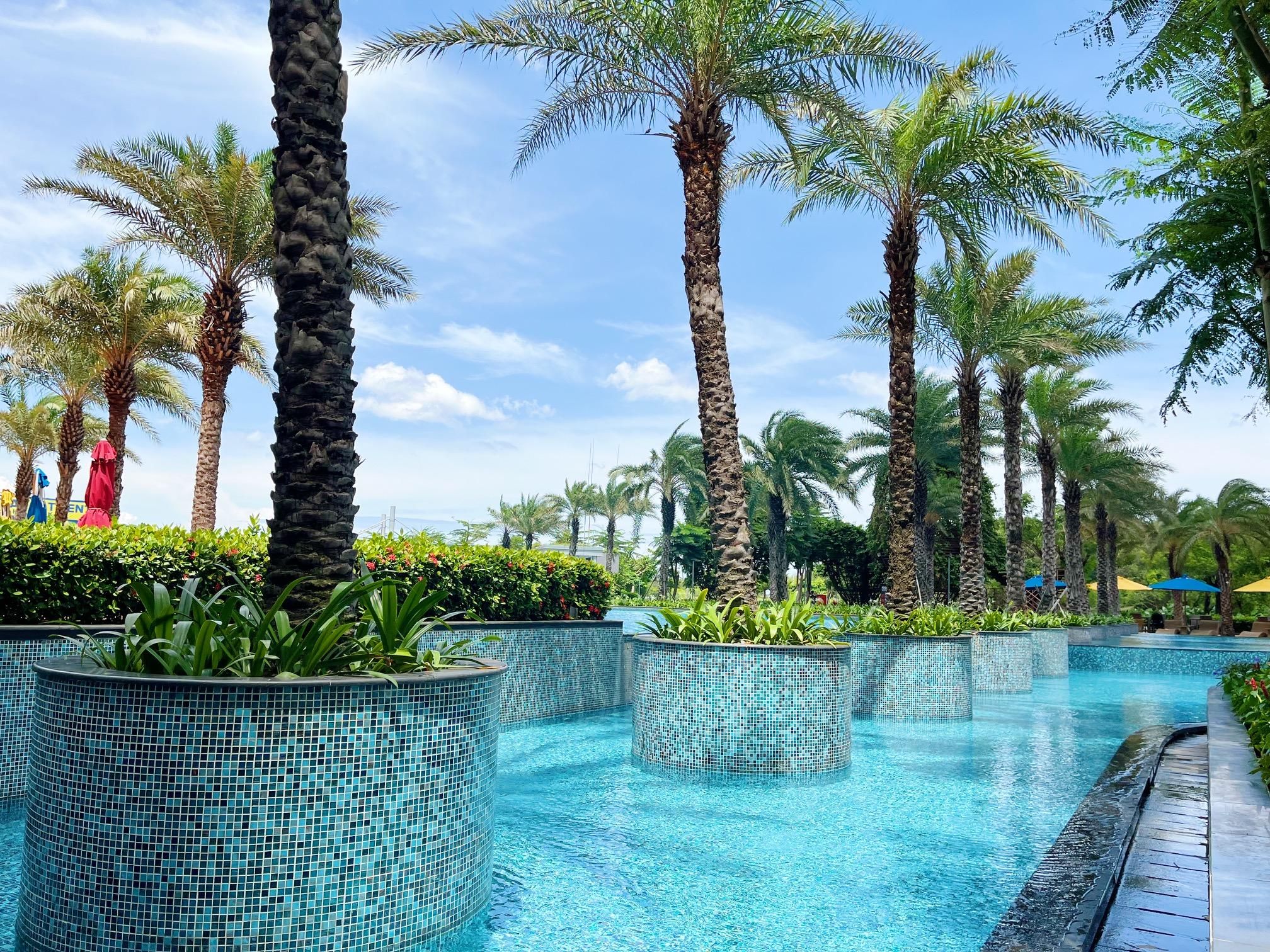 swimming pool [outdoor]