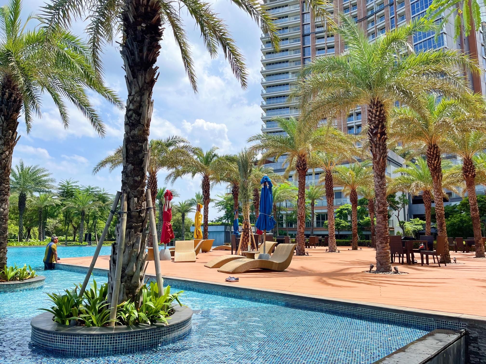 swimming pool [outdoor]