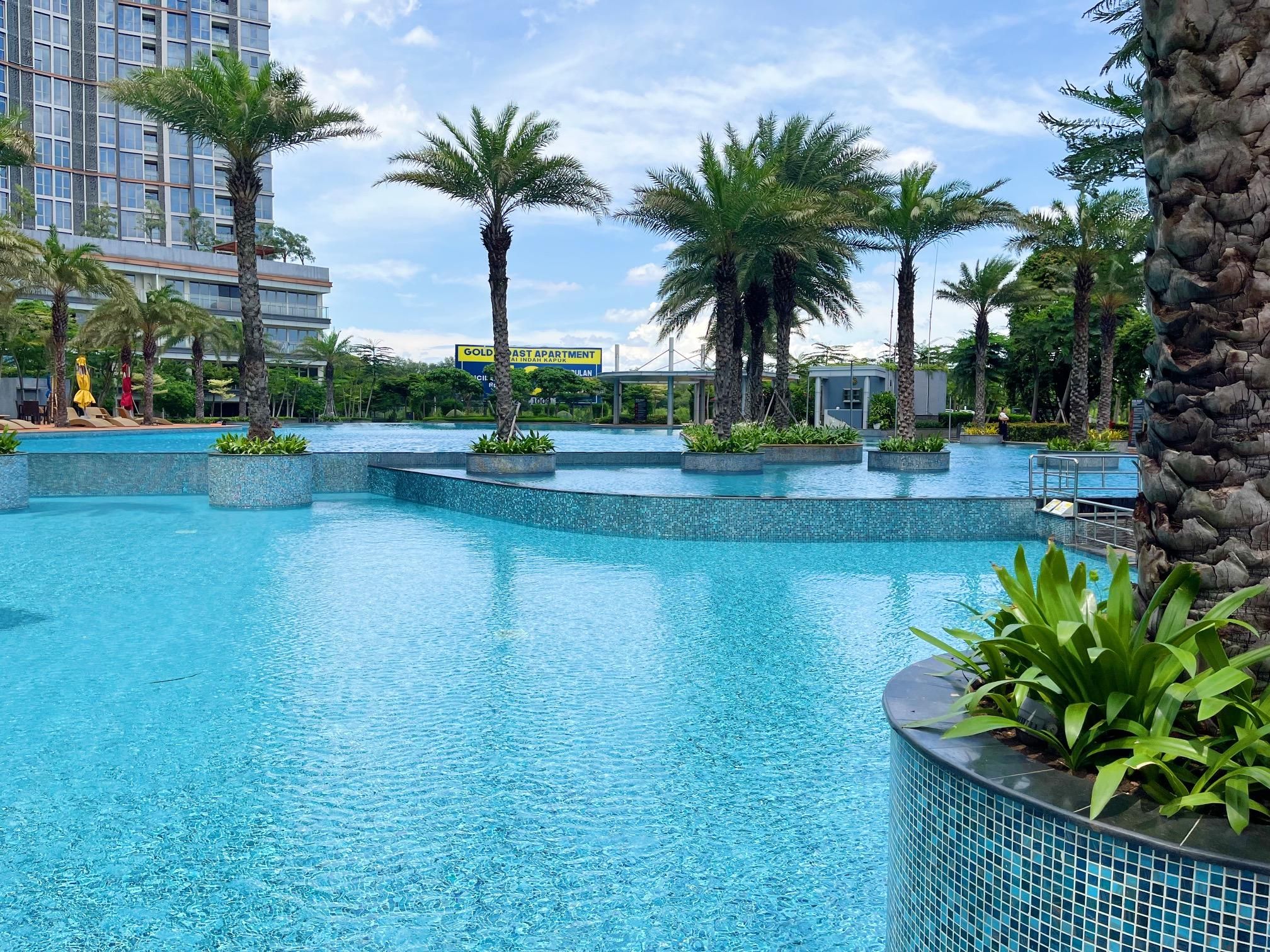 swimming pool [outdoor]